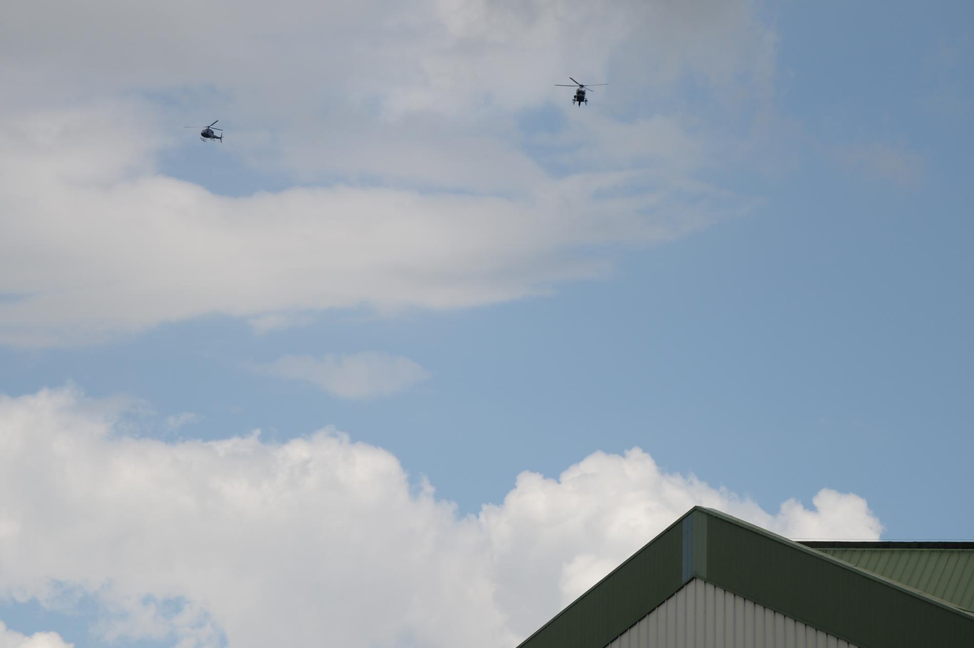 Polisens helikoptrar hovrar ovanför Nouveau Stade de Bordeaux.