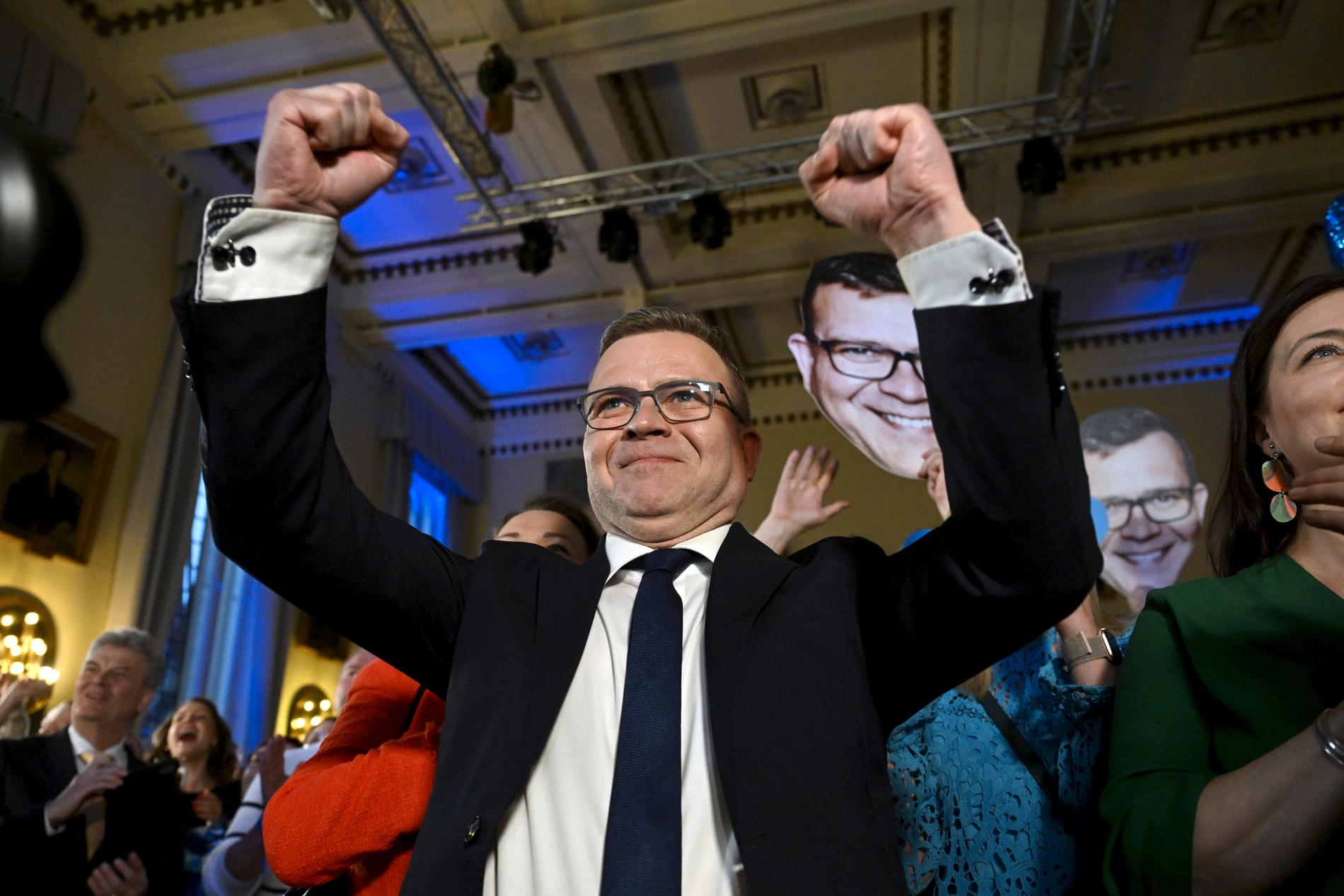 Samlingspartiets ledare Petteri Orpo jublar efter finska valet den 2 april i år.