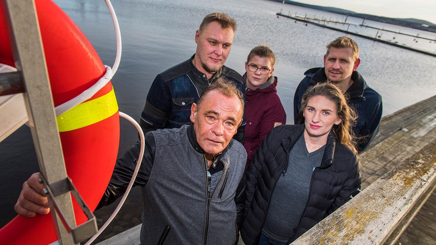 Kent Johansson, 65, från Sundsvall räddades efter att ha fallit i vattnet i hamnen i Örnsköldsvik av Johan Nylander 28, Frida Nylander 26, Catrina Strandberg, 26, och Patrik Sjöberg, 44.