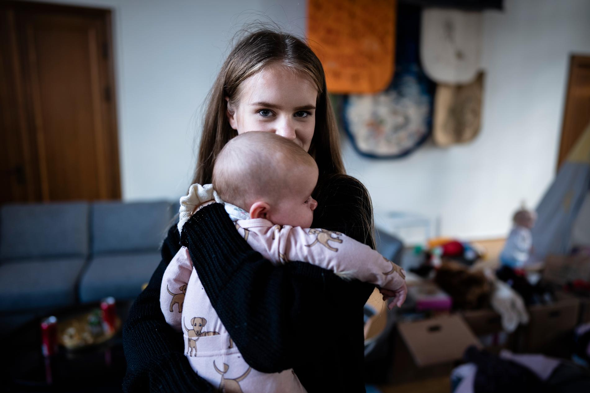 Johanna lever på 10 000 kronor i månaden med sina två barn. Den yngsta är fyra månader gammal och den äldsta är ett och ett halvt år.