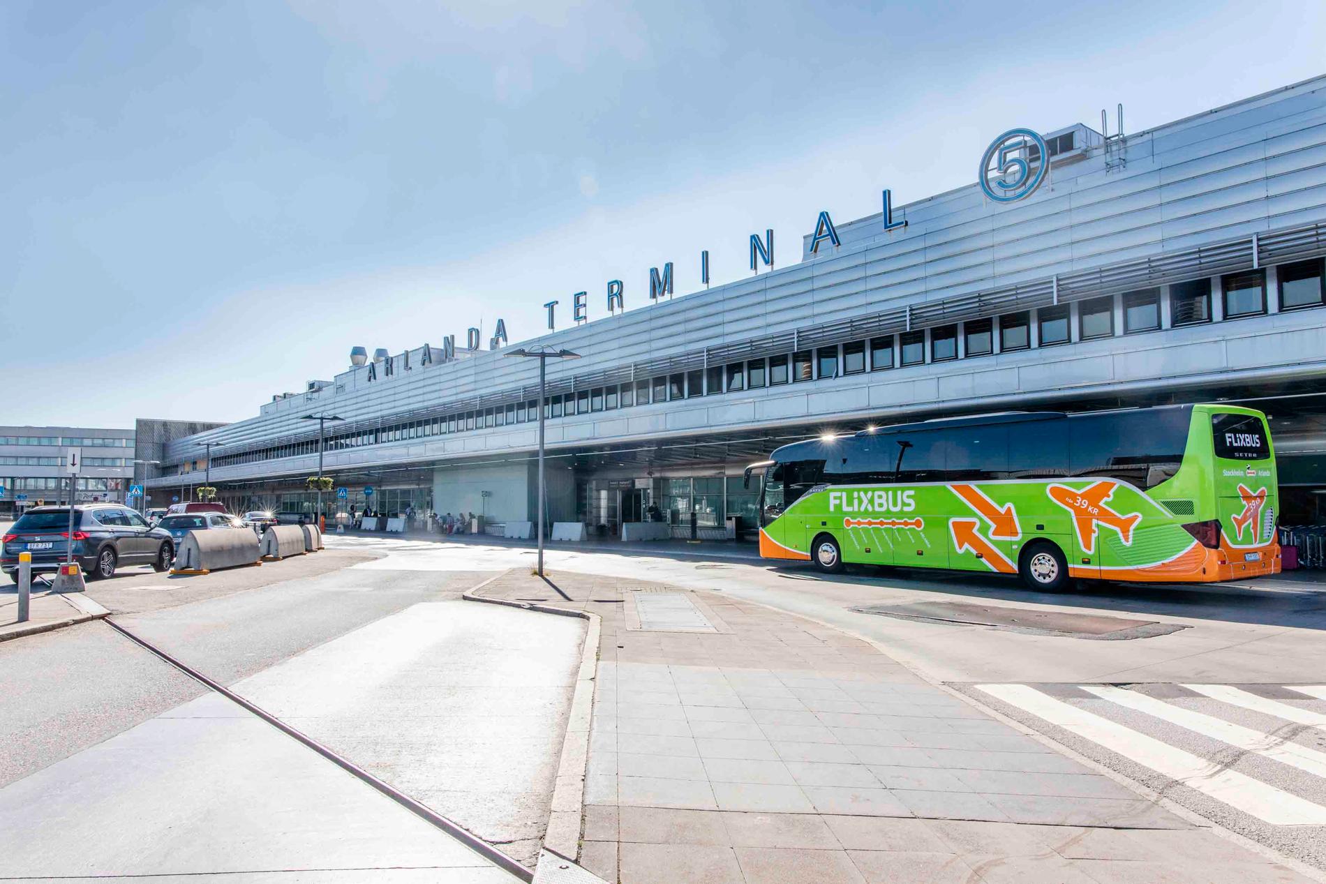För att bussarna mellan Stockholm och Arlanda ska utmärka sig är de dekorerade med flygplan. 