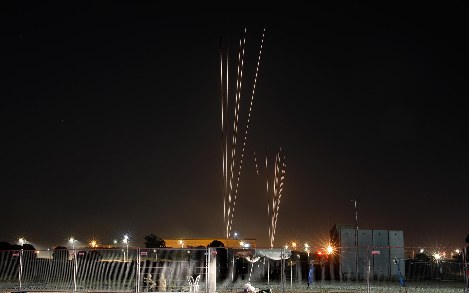Raketer avfyras från Gazaremsan. 
