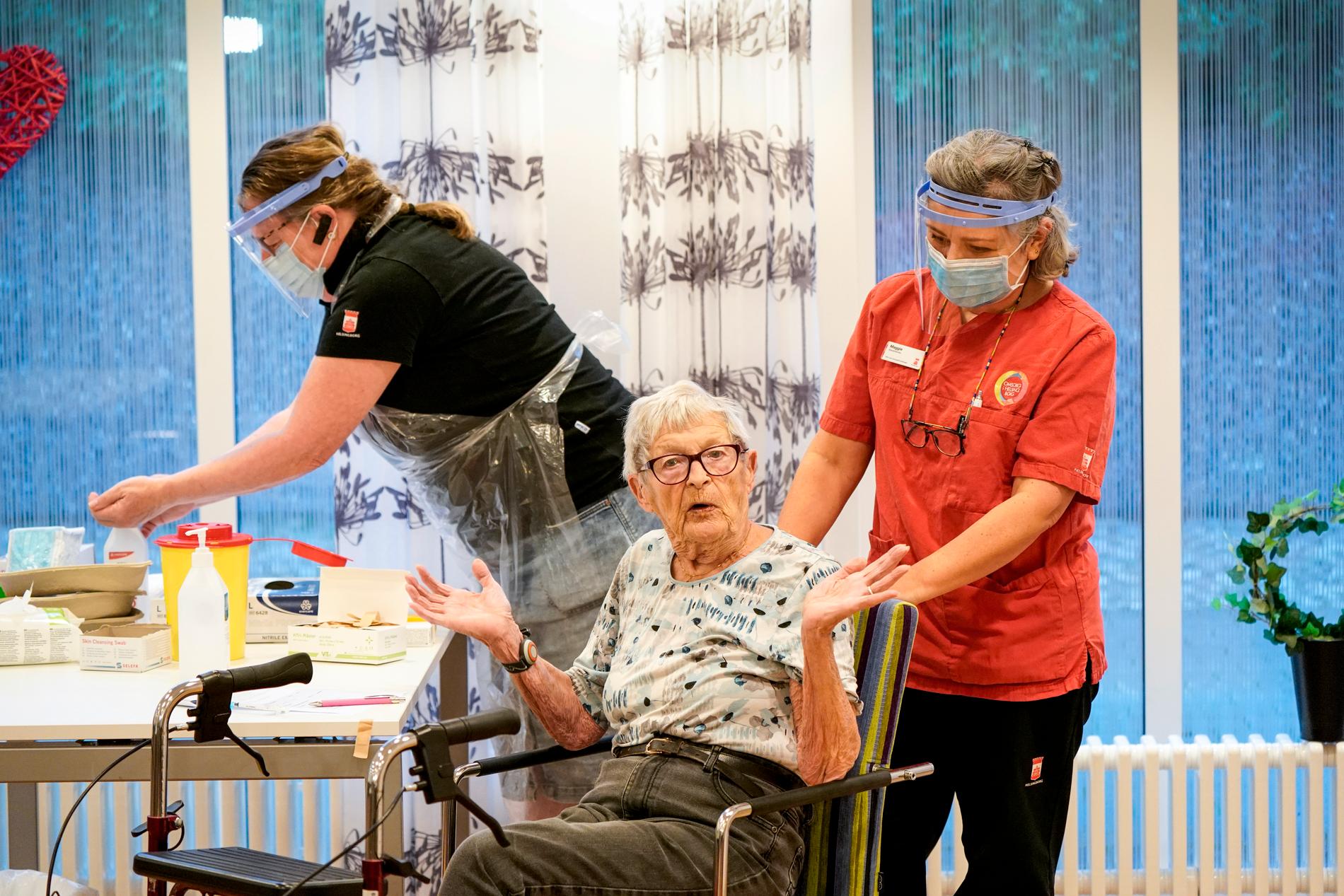 Karin Johannesson, 89 år, fick sin spruta på vårdcentralen i Råå i Helsingborg.