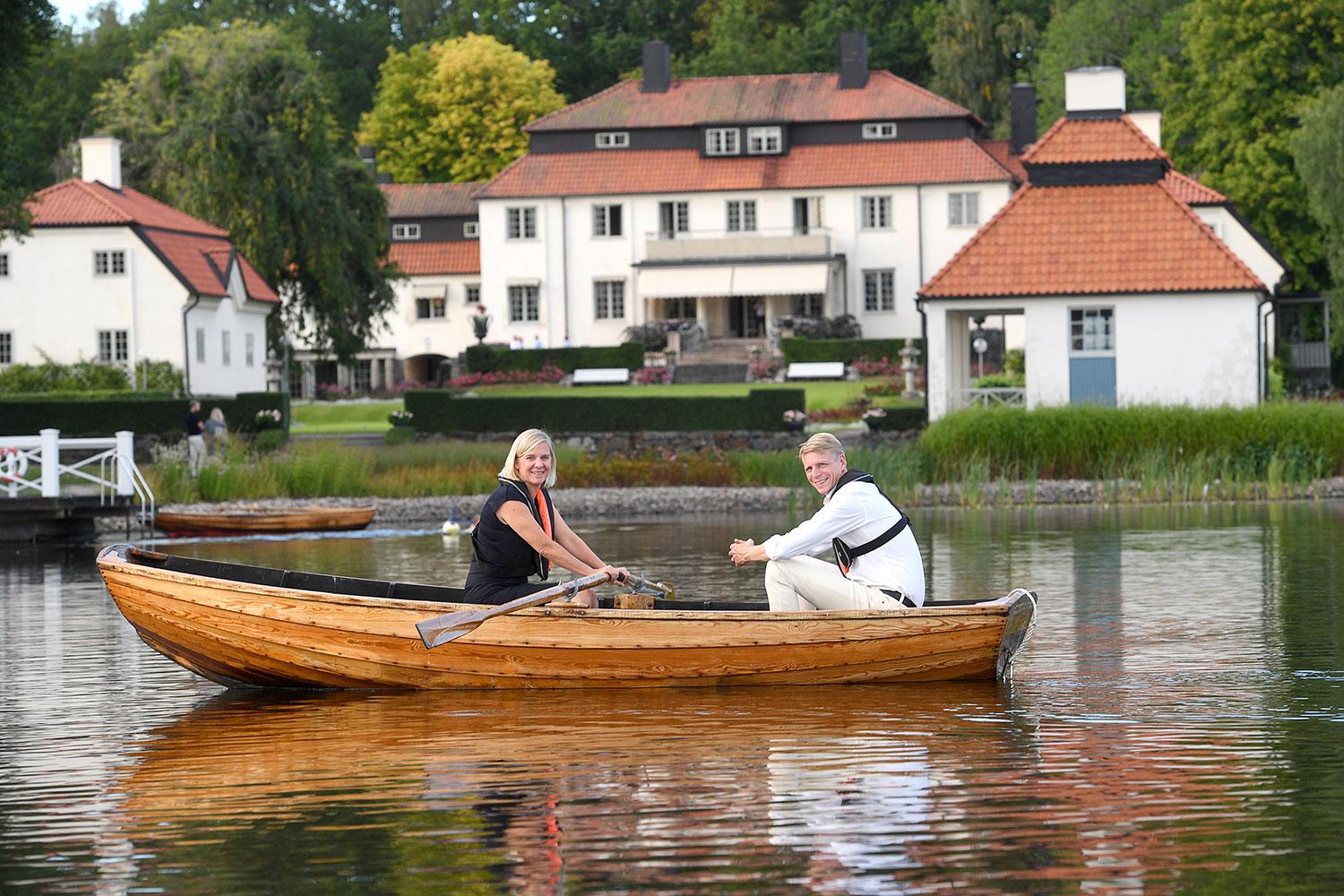Magdalena Andersson och Per Bolund i den kända ekan Harpsund.