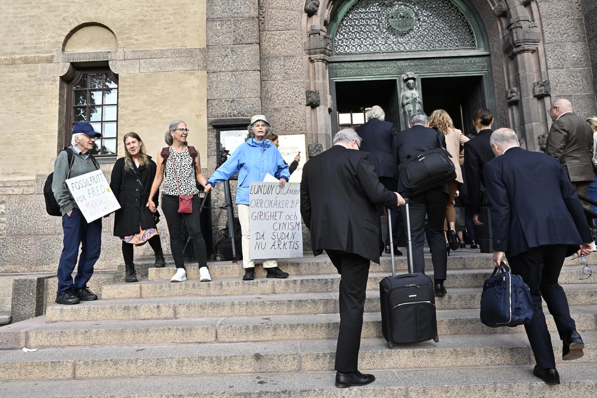 Demonstranter mötte advokaterna när de anlände till Stockholms tingsrätt.