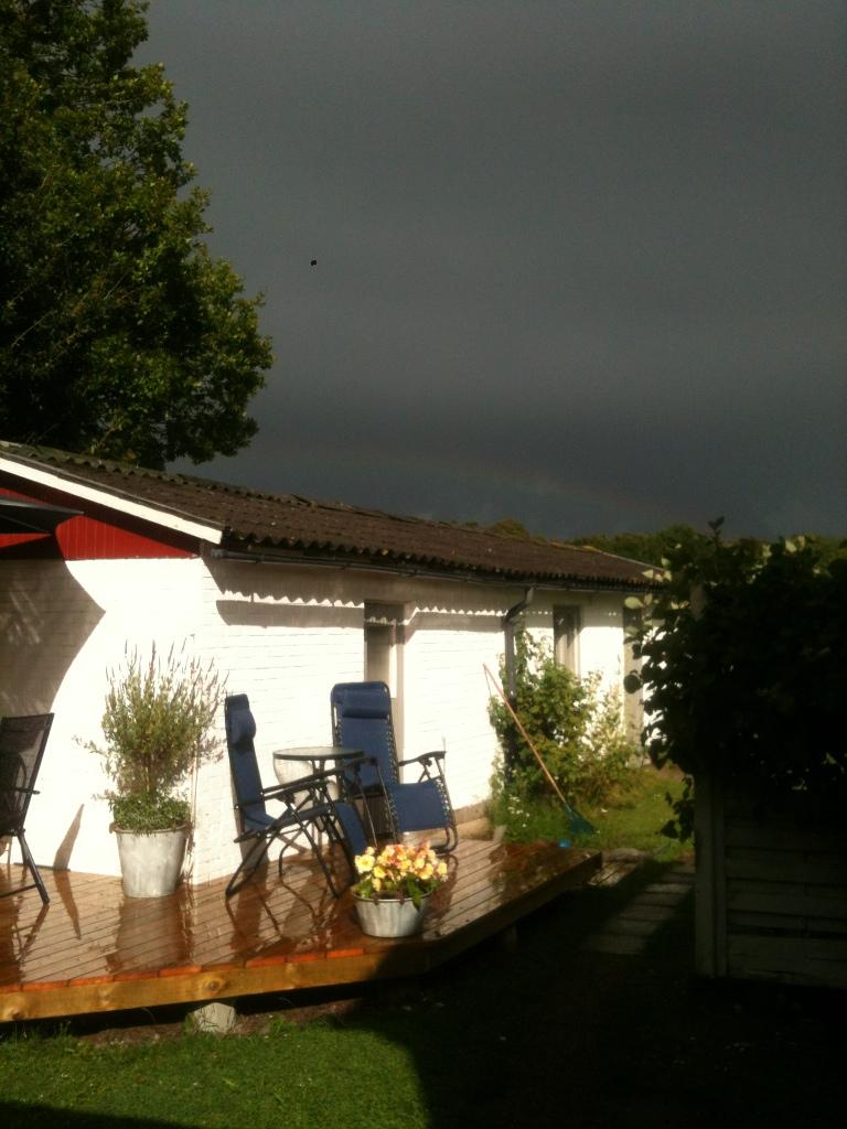 Riktiga åskmoln och sol, och såklart fina regnbågen! En svensk sommar helt enkelt.