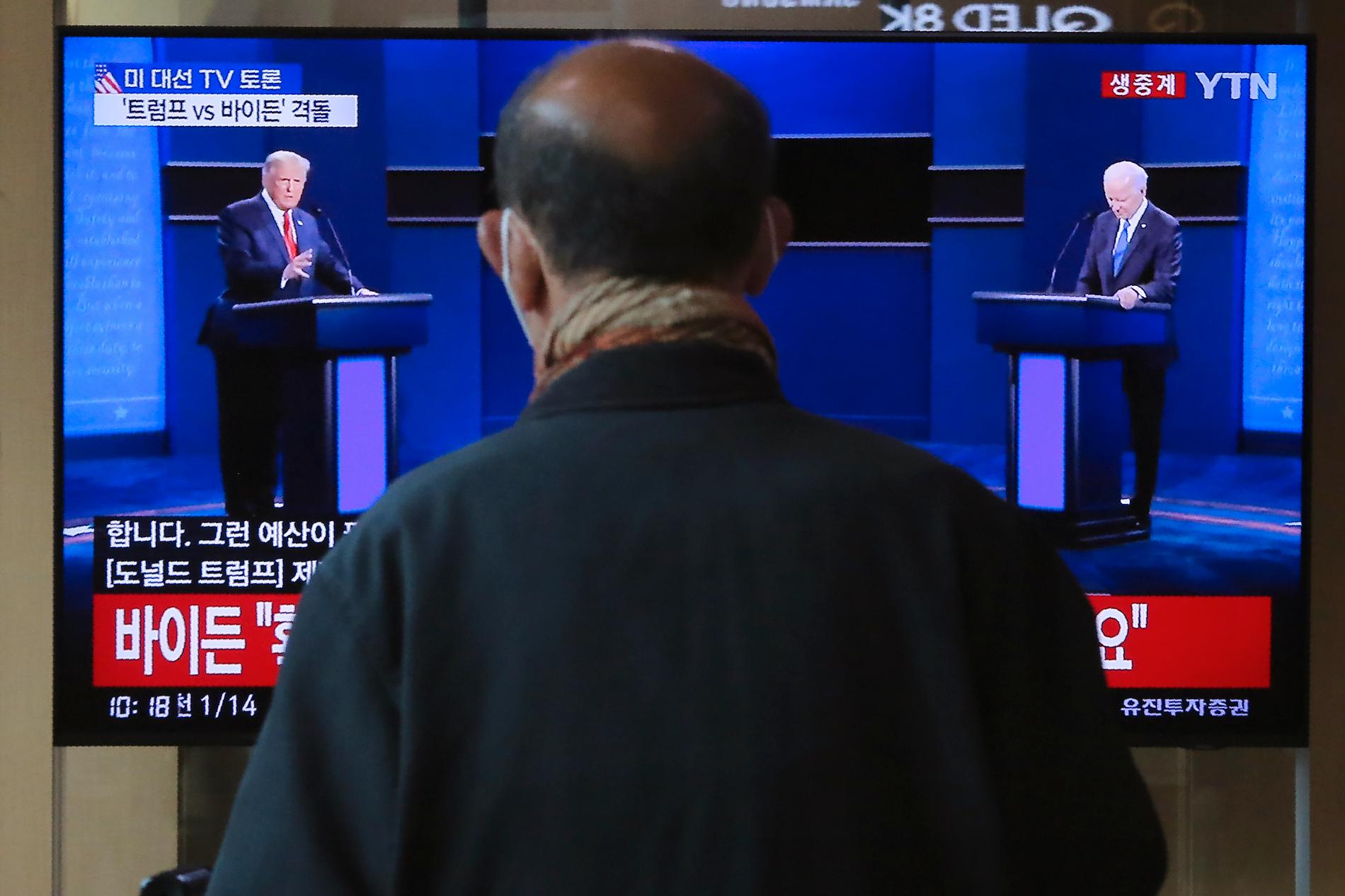 En man i Seoul, Sydkorea, tittar på tv-sändningen från USA.