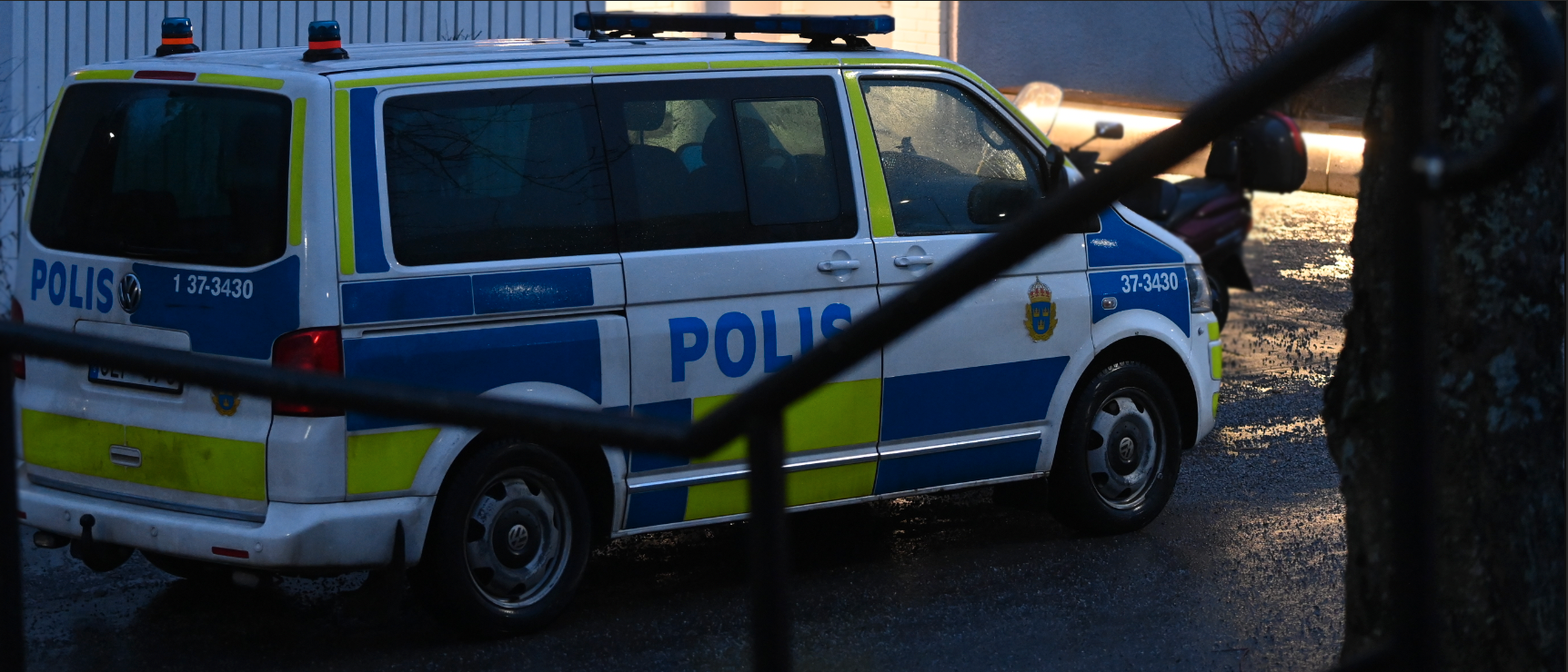Polisen på plats i Skogås. 
