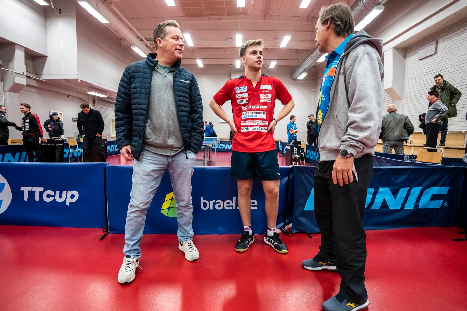 När Truls Möregårdh omges av legendarerna Jan-Ove Waldner och Mikael Appelgren efter matchen...