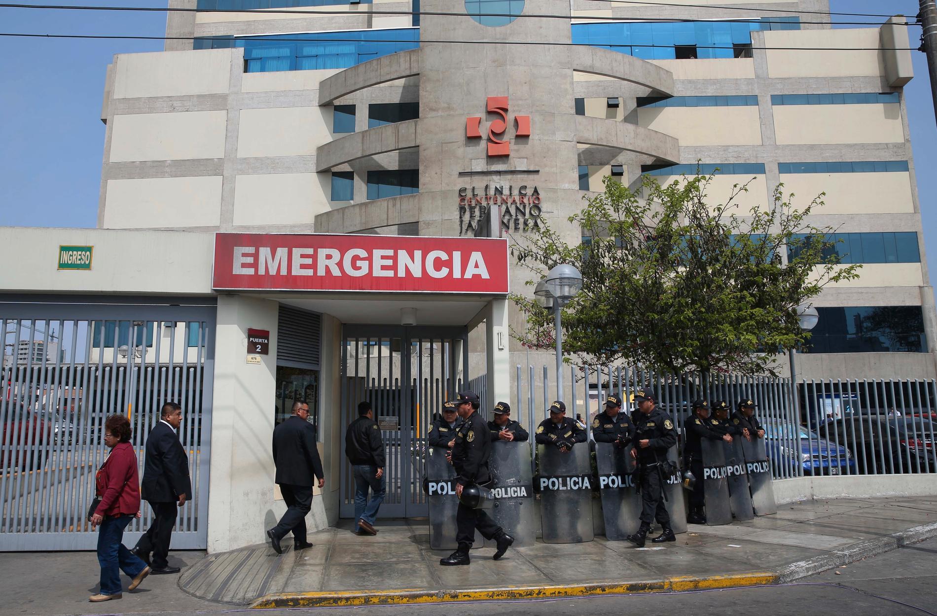 Kravallpolis utanför sjukhuset där Perus tidigare president Alberto Fujimori vårdas. Arkivbild.
