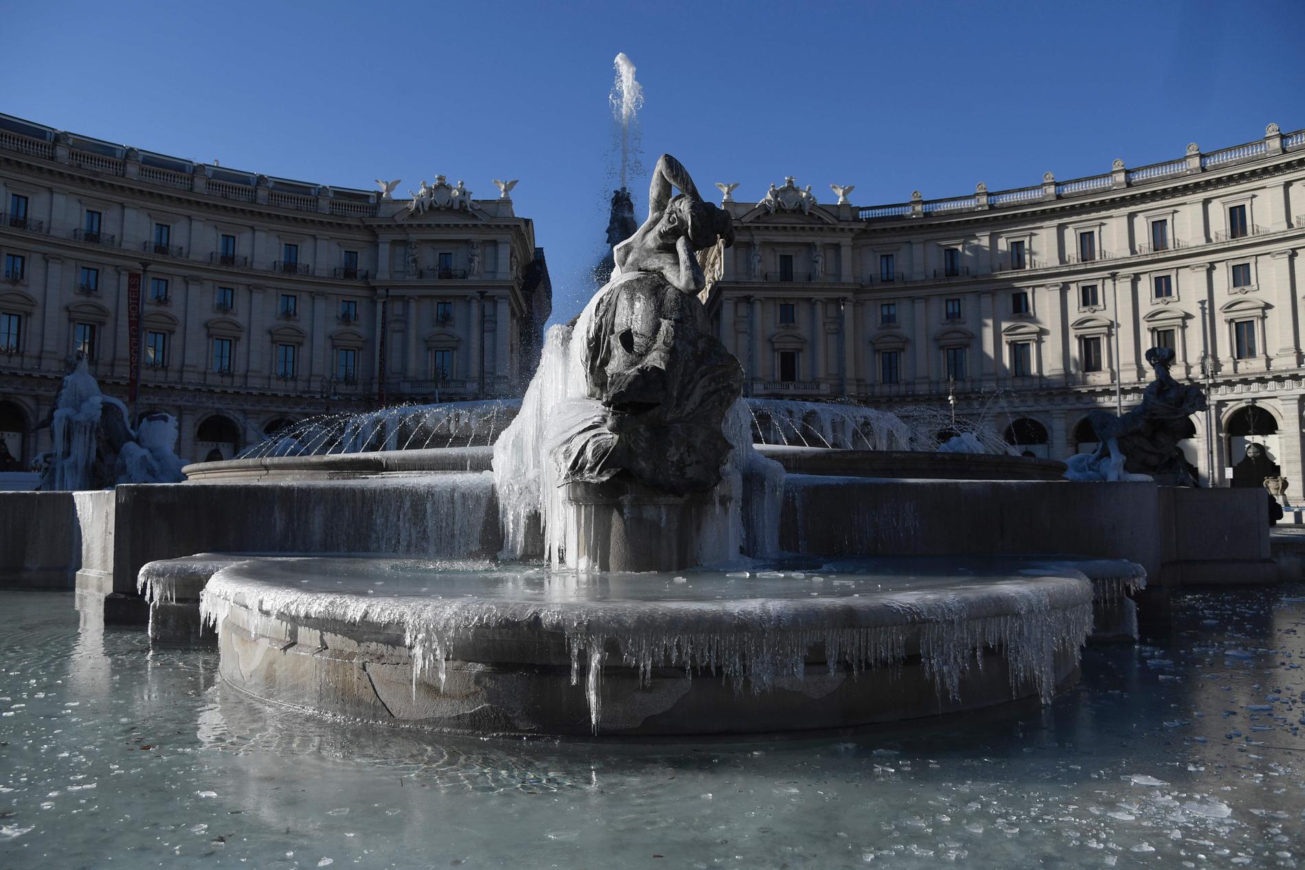 Vattnet har frusit på fontänen på Piazza Republicca i Rom.