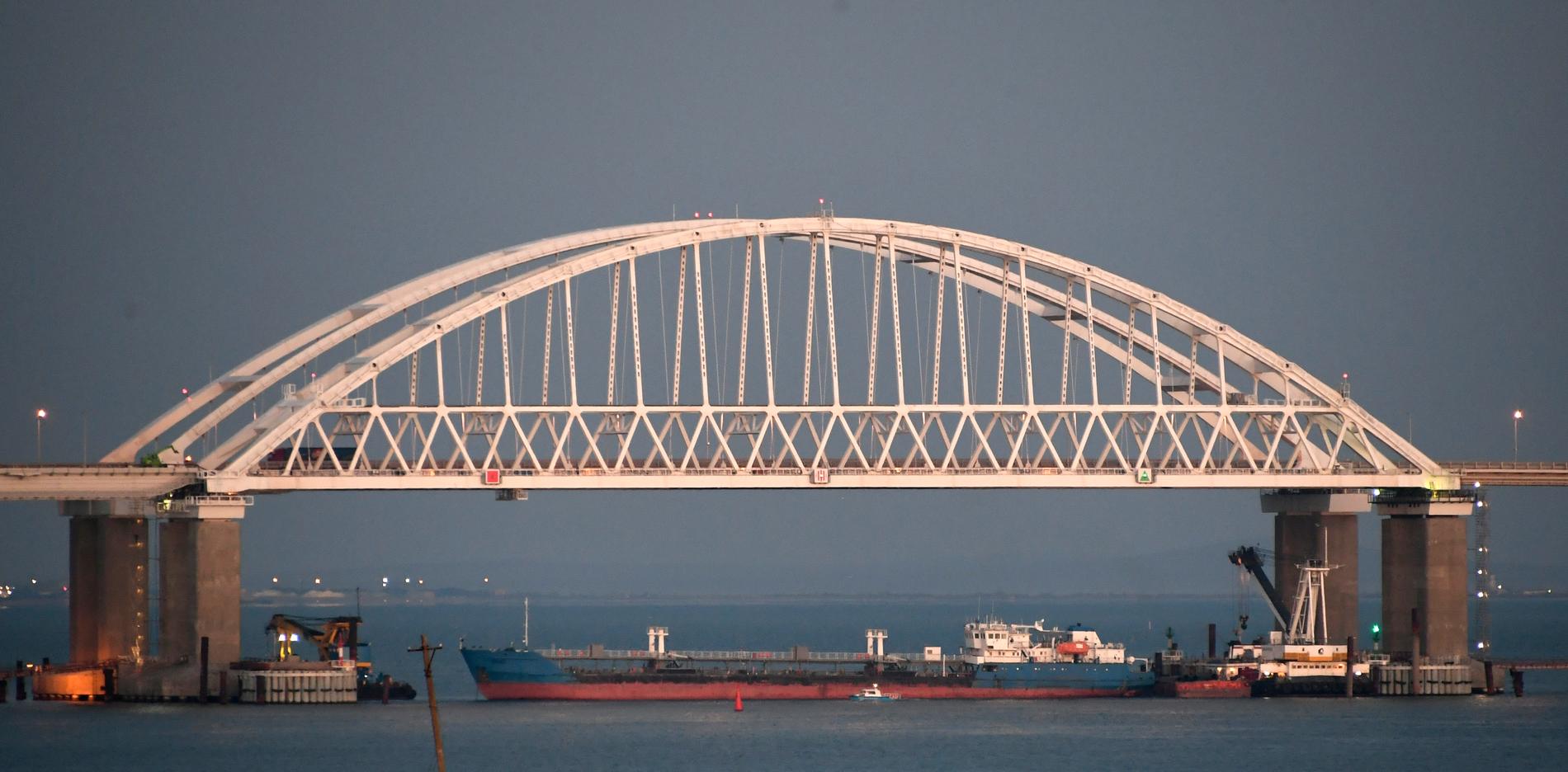 Ett fartyg blockerar passagen till Kertjsundet vid Krimhalvön.