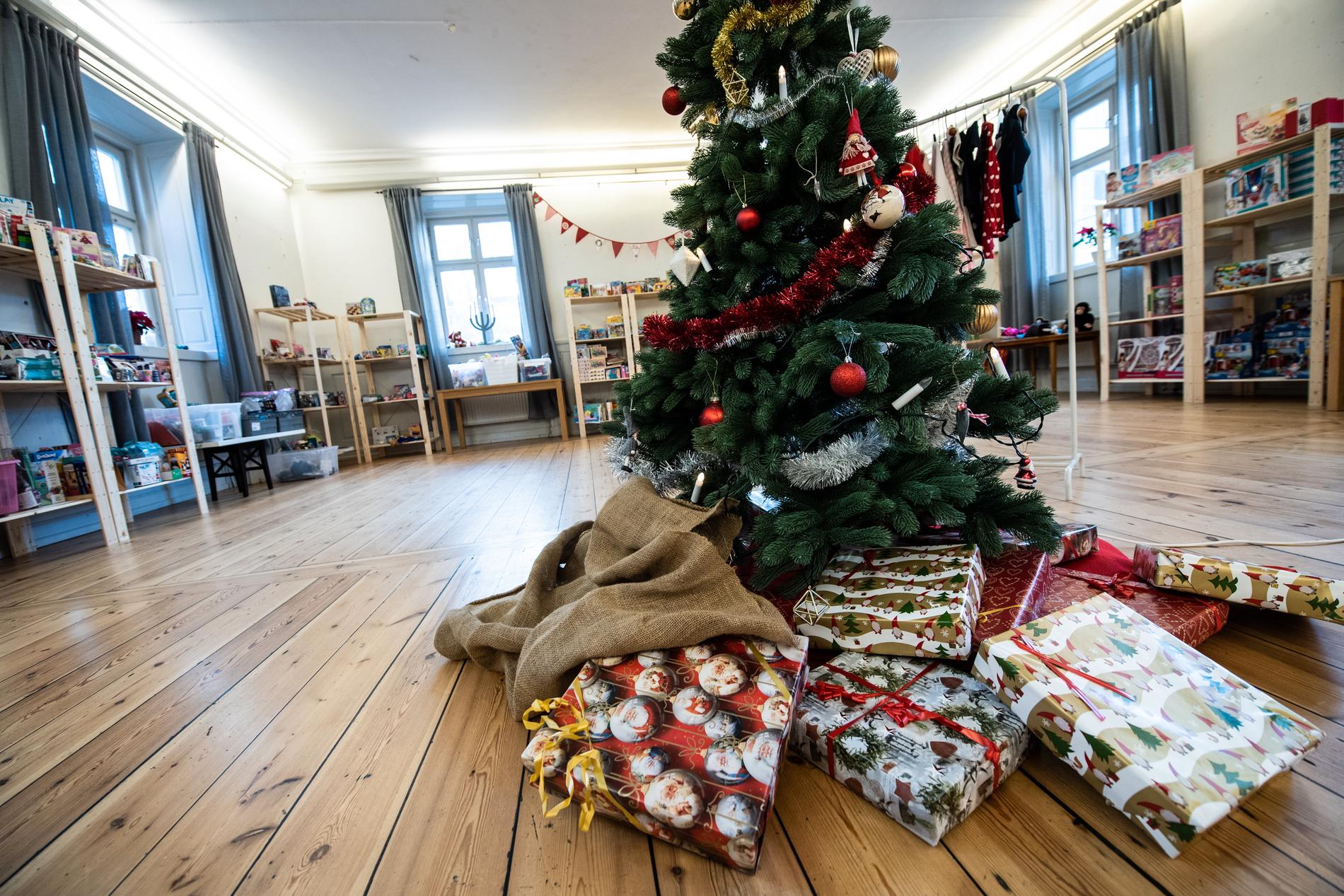 I Stockholms Stadsmissions julklappsbutik får familjer som lever i utsatthet en chans att välja julklappar till barnen.
