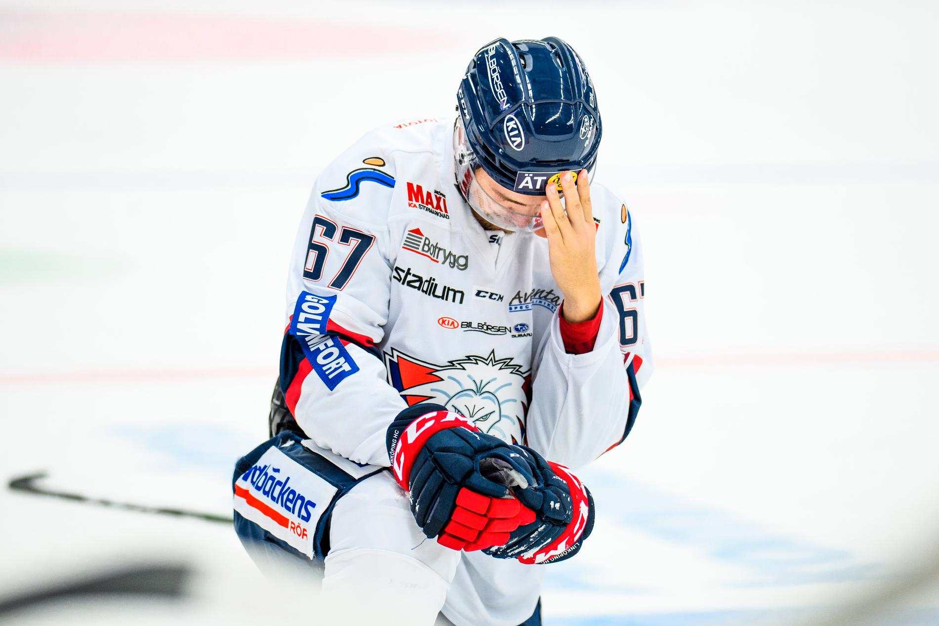  Linköpings Jarno Kärkki fick en smäll i huvudet.