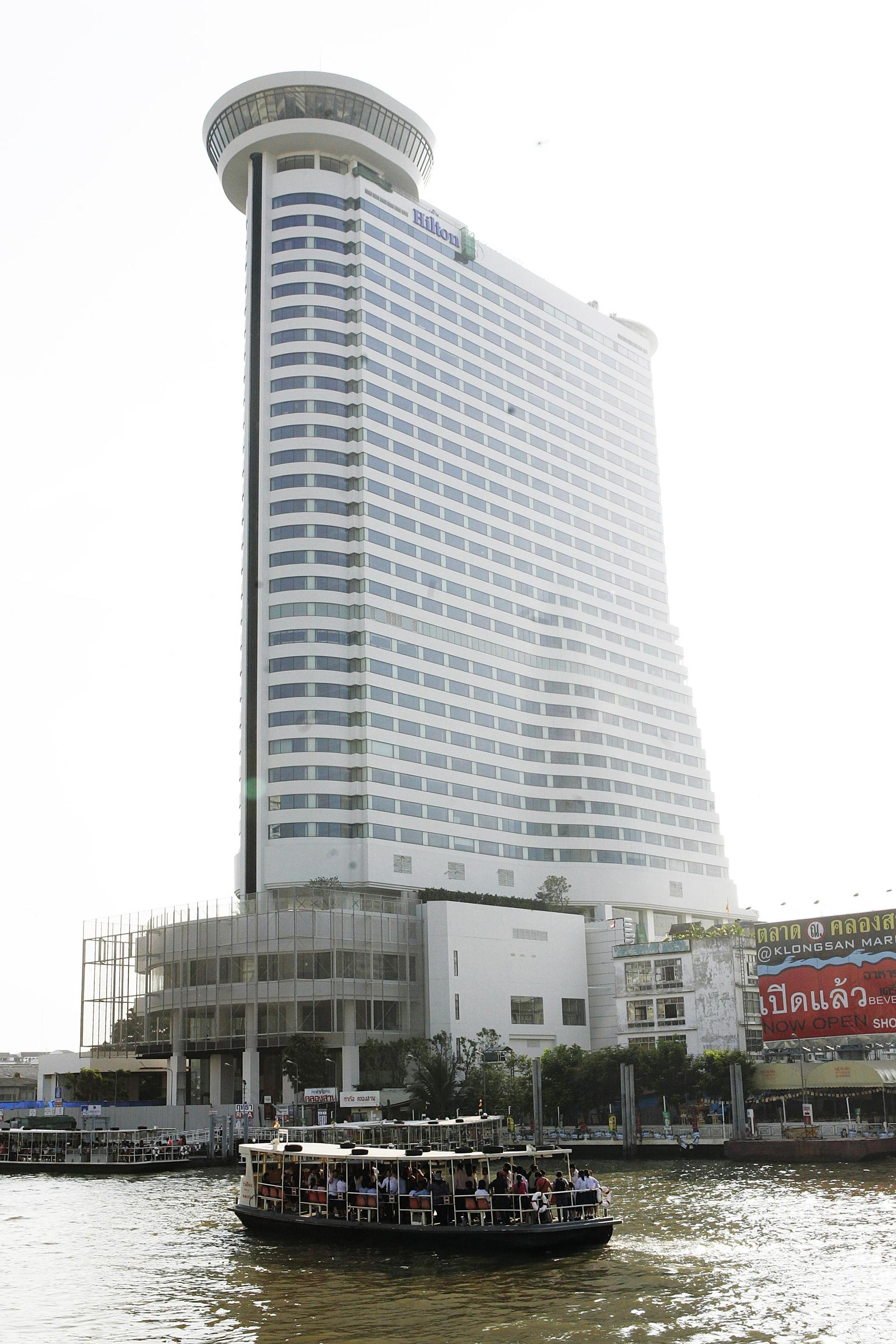 Oroligheterna har fått turisterna att fly Bangkok och många hotell gapar tomma. På bilden Bangkok Hilton.