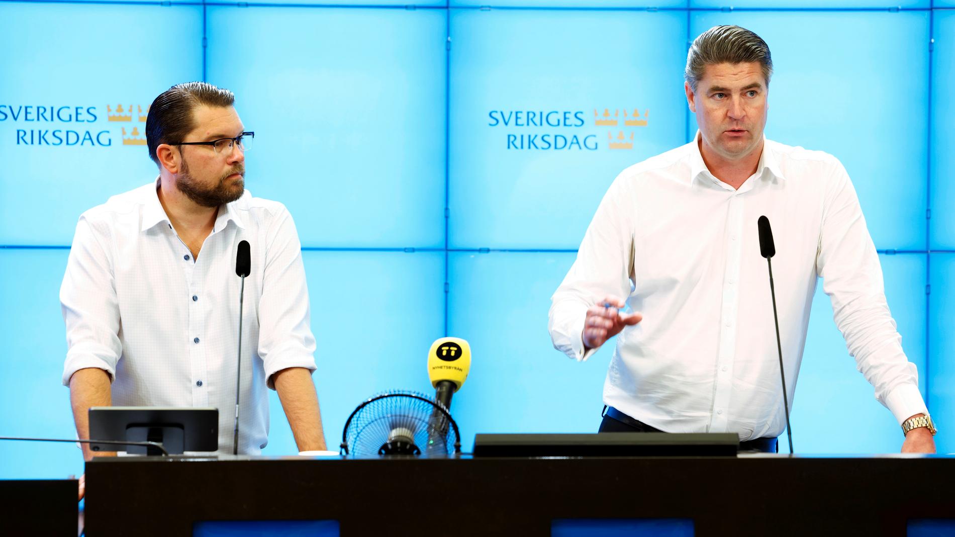 Sverigedemokraternas partiledare Jimmie Åkesson och ekonomisk-politisk talesperson Oscar Sjöstedt presenterar en rapport kring kostnader för den asylrelaterade invandringen vid en pressträff.