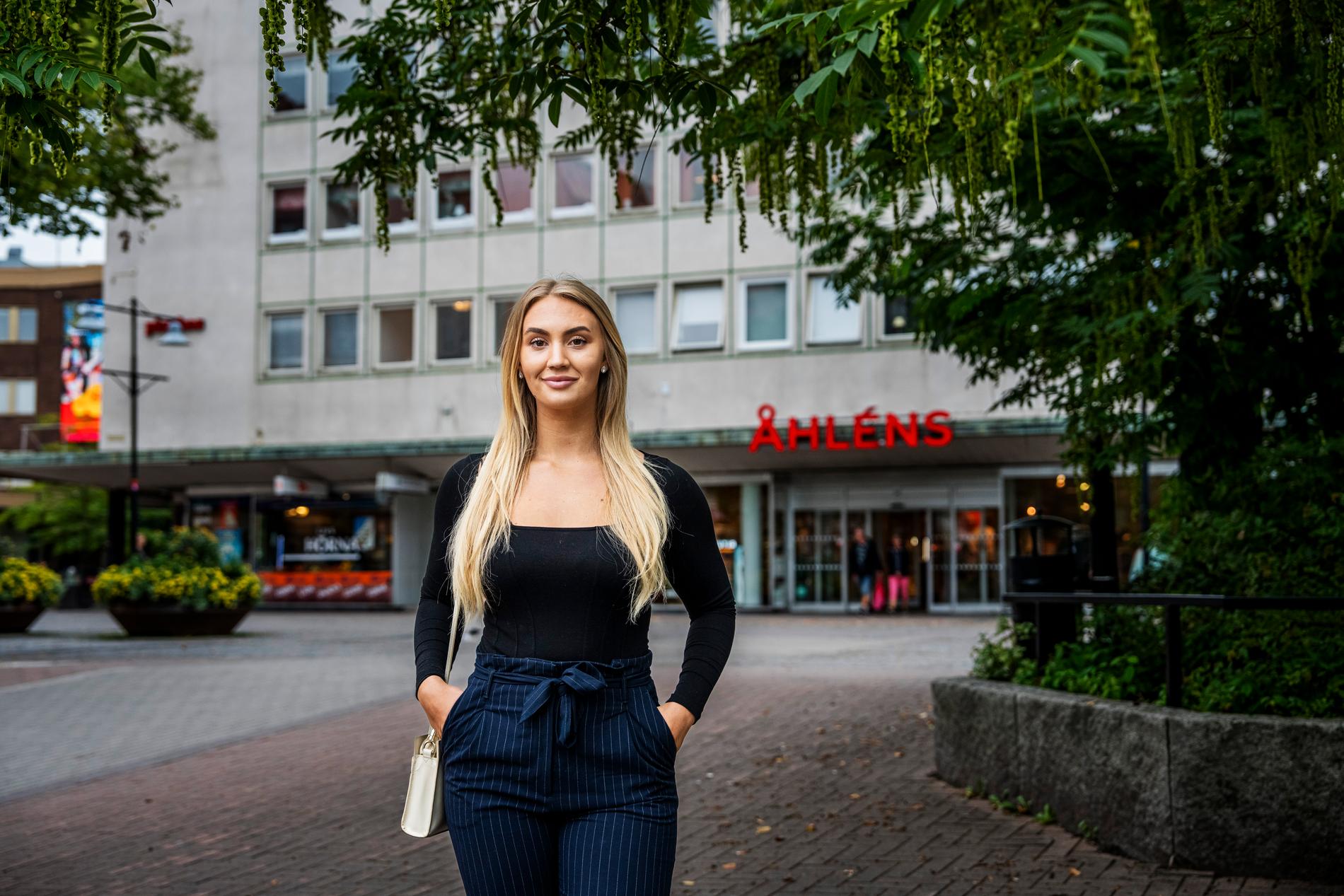 I Katrineholm är 22-åriga Emmy numera något av en kändis. 