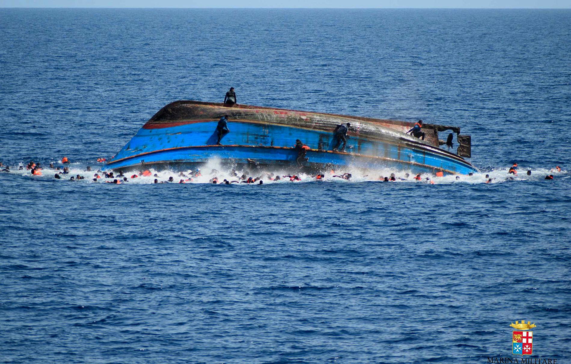 Minst sju migranter har drunknat utanför Libyens kust sedan en överfylld båt kantrat och sjunkit.