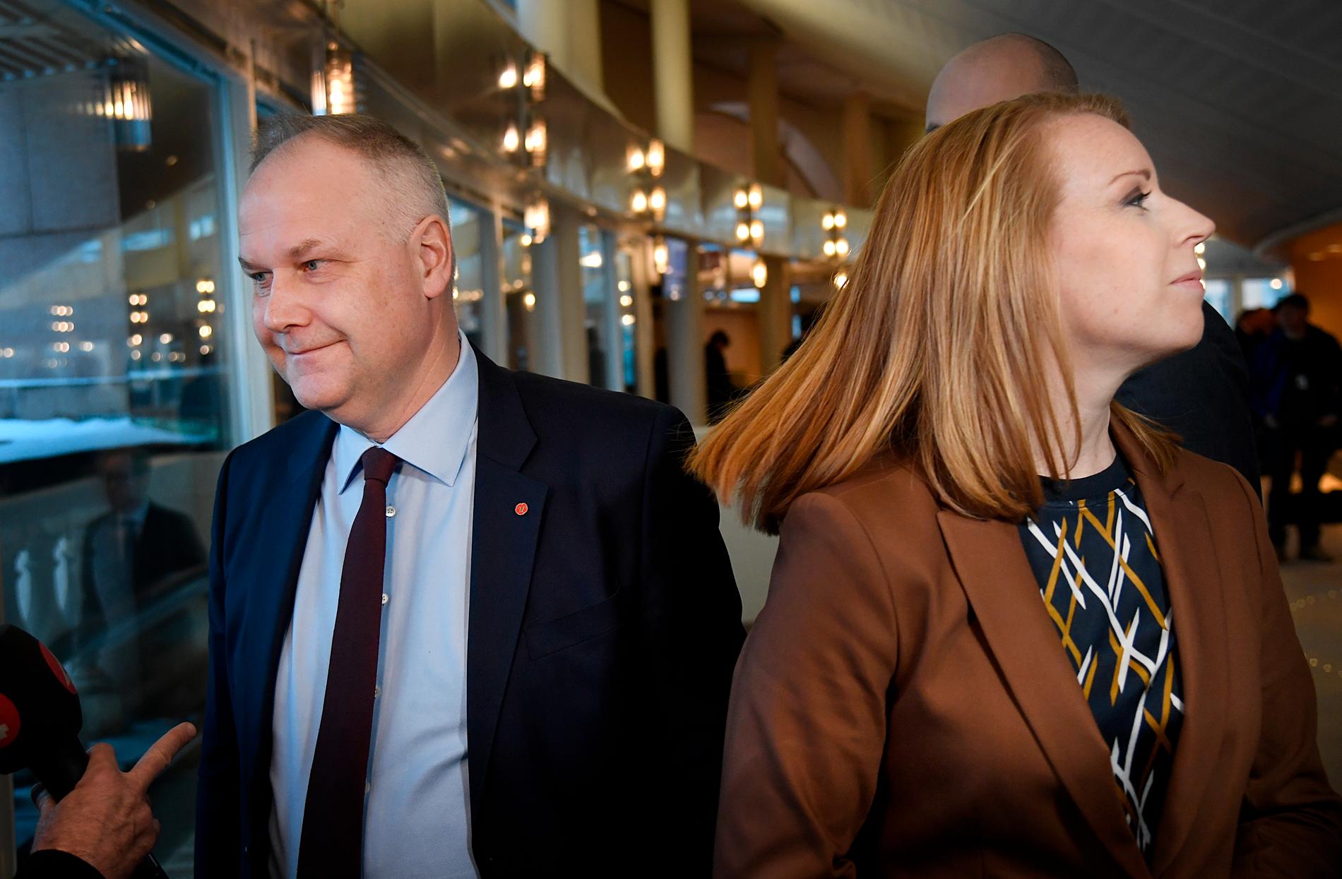 Jonas Sjöstedt (V) och Annie Lööf (C) i riksdagen. 