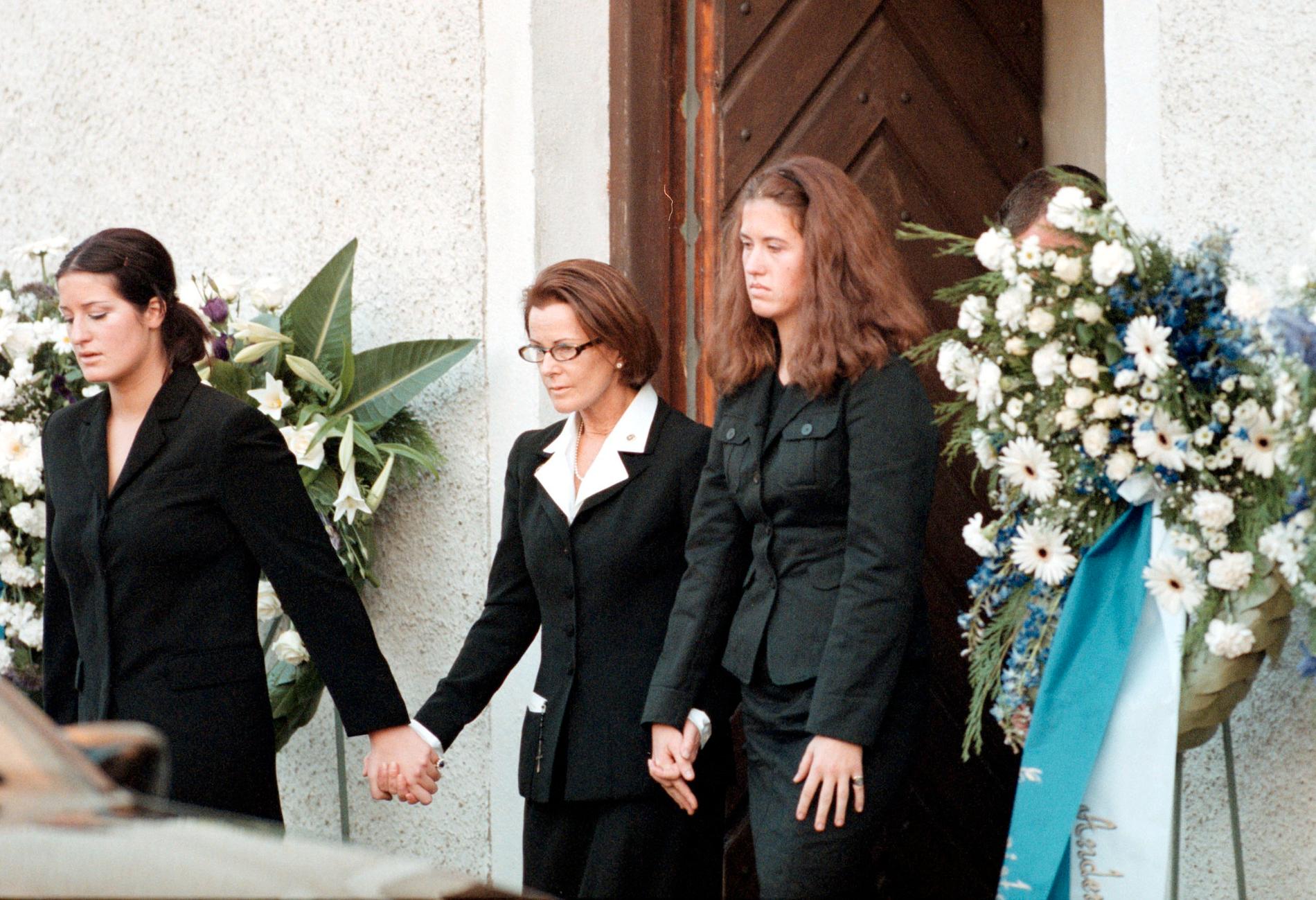 På begravningen av maken pris Heinrich Ruzzo Reuss Von Plauen, med makens döttrar Pauline och Henriette.