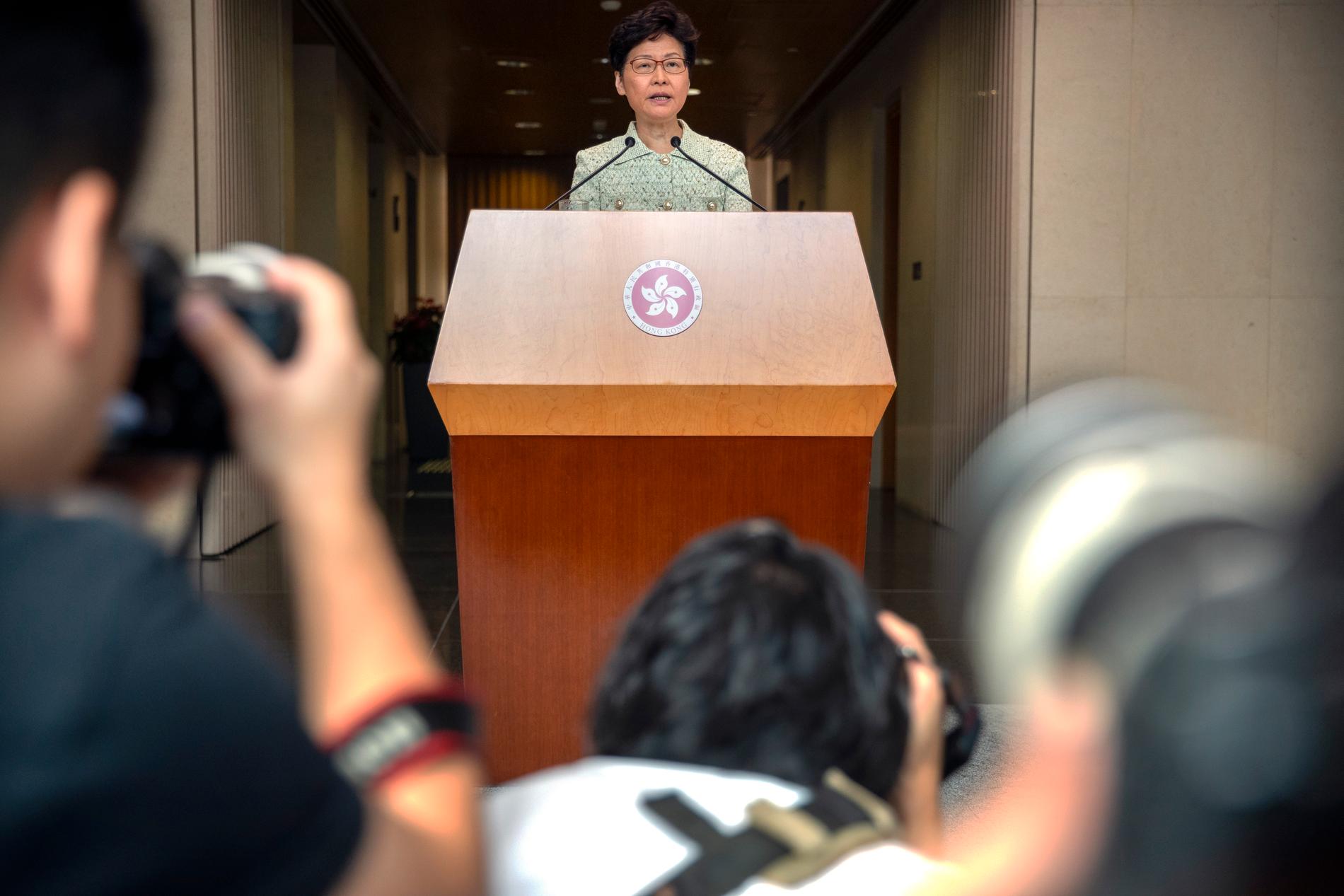 Hongkongs ledare Carrie Lam överväger åtgärder för att stoppa protesterna.