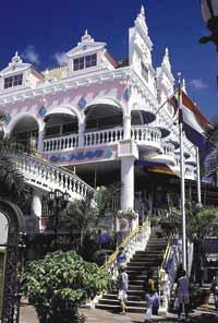 Arubas huvudstad Oranjestad har rader av pastellfärgade hus.