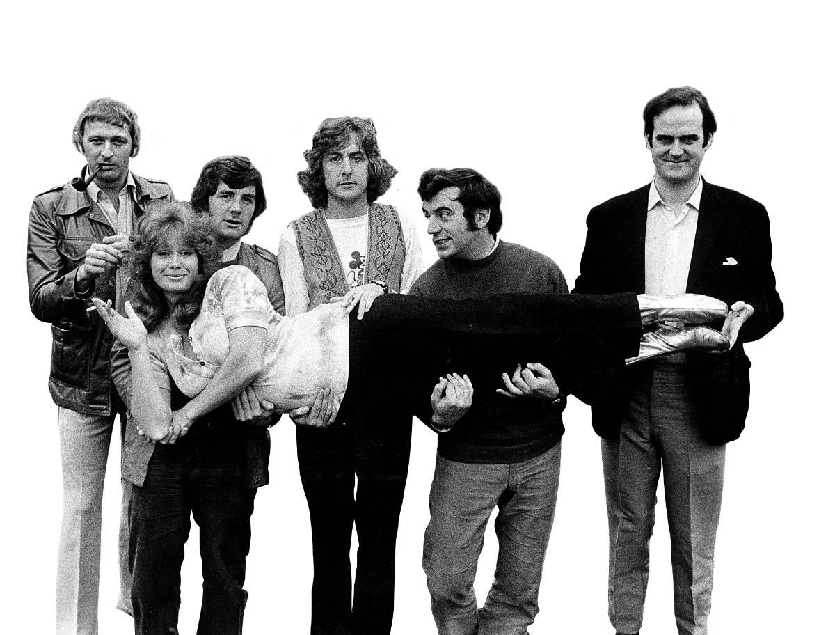 Monty Python 1971 Graham Chapman (avled 1989), Michael Palin, Eric Idle, Terry Jones och John Cleese. Här lyfter de upp komikern Carol Cleveland som medverkade i flera av deras produktioner.