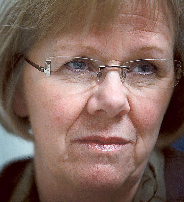 Partiledaren Mona Sahlin krävde i går att Lundby-Wedin ska lämna sin styrelsepost i AMF Pension.