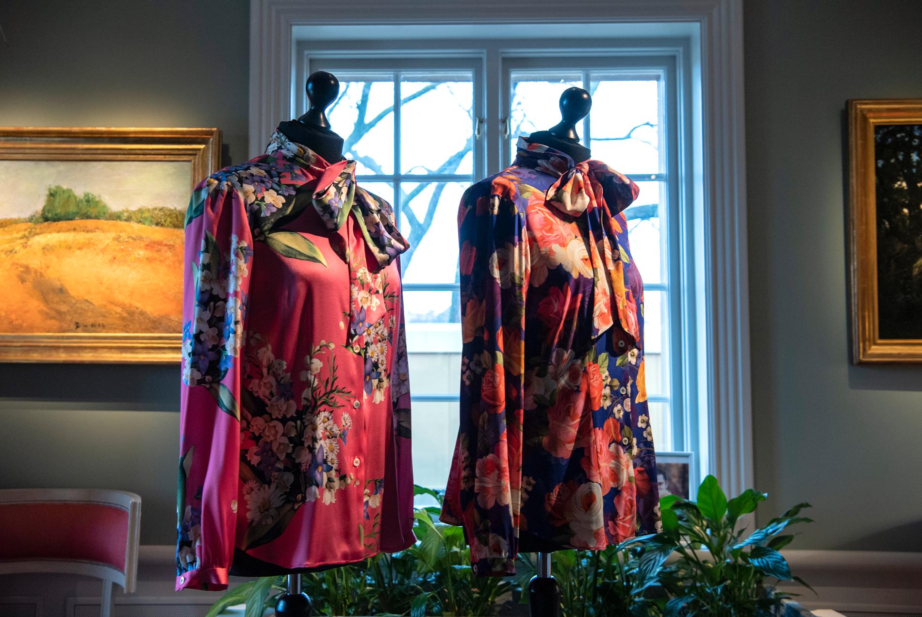 "Modet lever vidare" är en hyllningsutställning till Sara Danius och hennes kläder på Sven-Harrys konstmuseum i Stockholm.