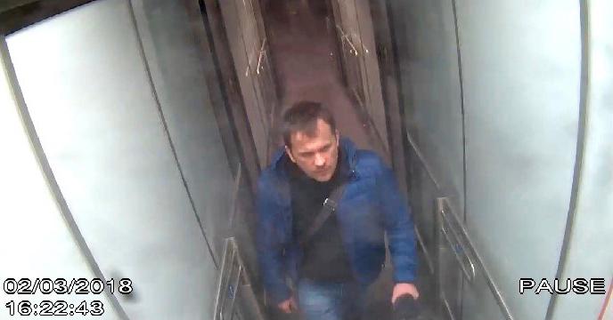 Alexander Petrov fångad på övervakningskamera på Gatwicks flygplats. 