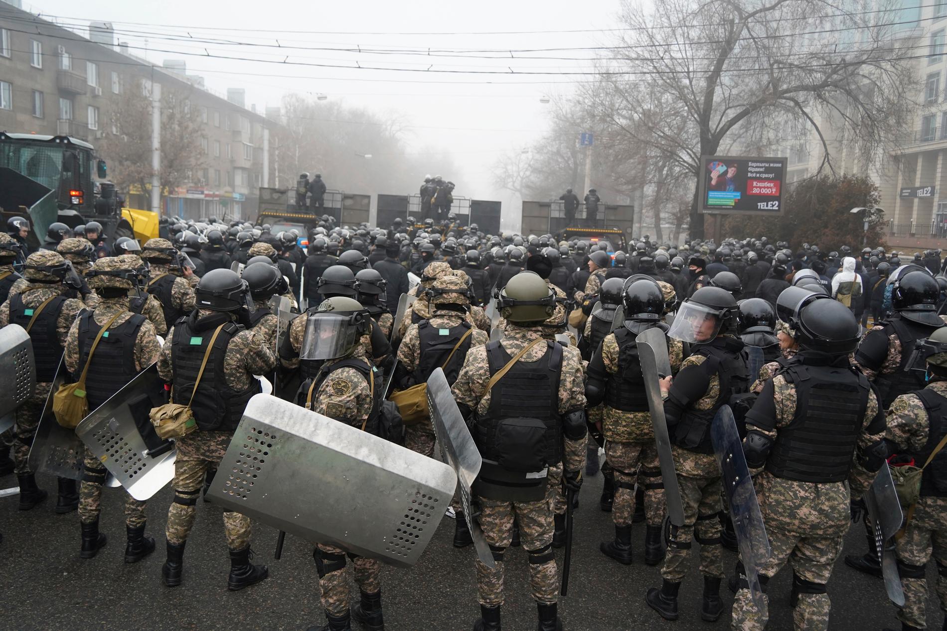 De våldsamma protesterna möts av tungt beväpnad kravallpolis på Almatys gator. Minst åtta ska ha dödats och flera hundra skadats i sammansdrabbningarna.