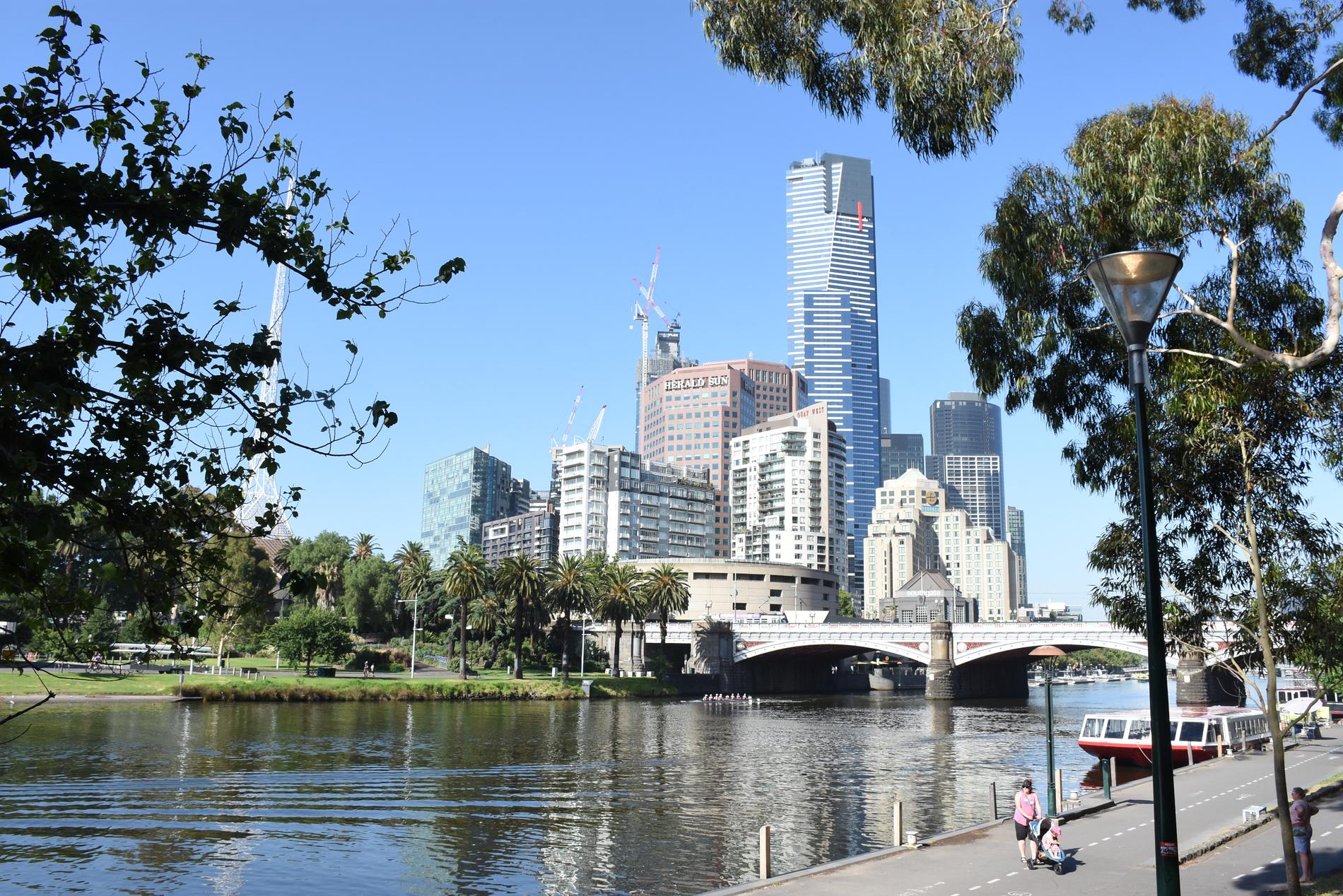 Sex personer har gripits i Australien, bland annat i Melbourne, misstänkta för försök till införsel av 1,7 ton knark.