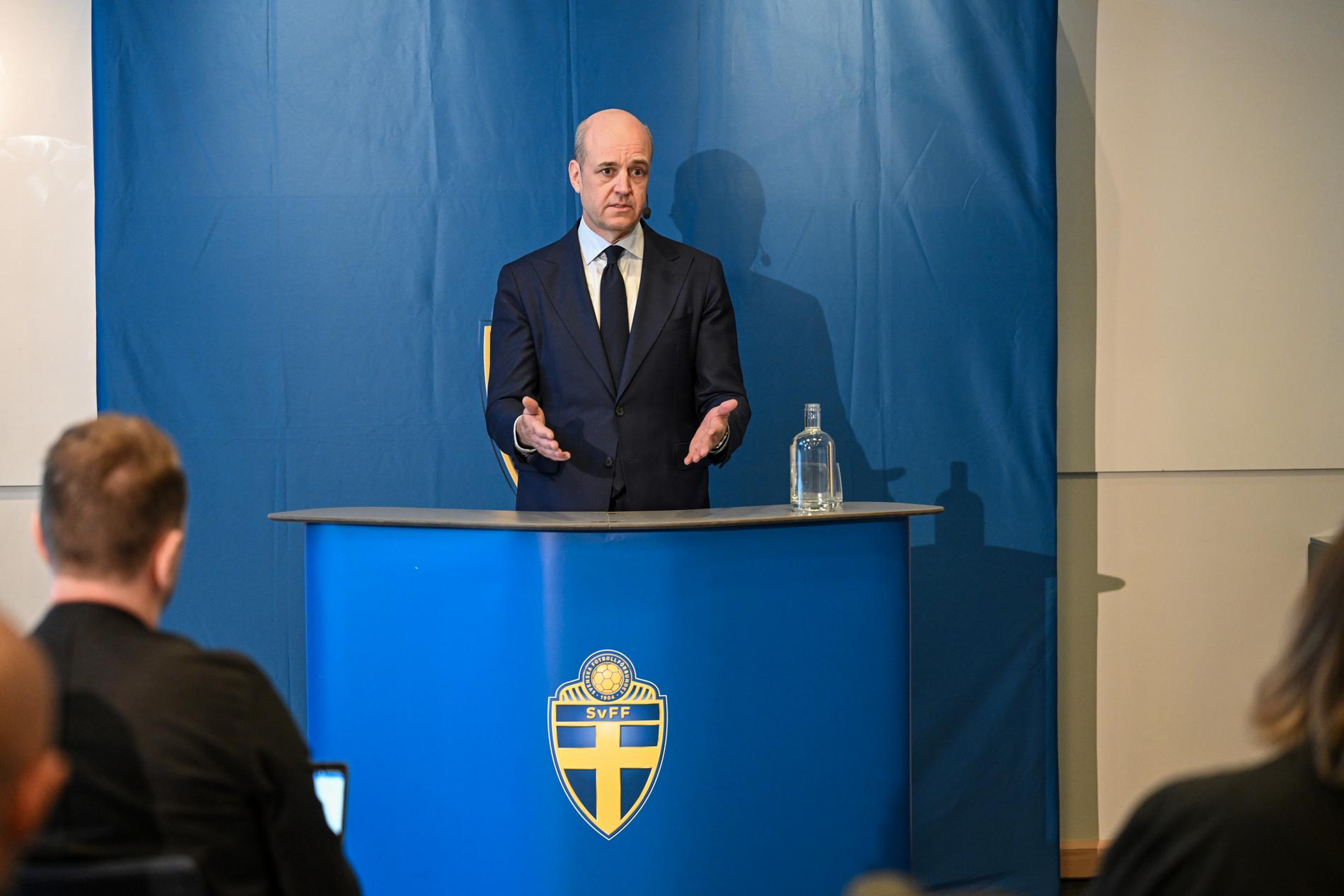 Fredrik Reinfeldt hanterar SD-politiker annorlunda än Ulf Kristersson.