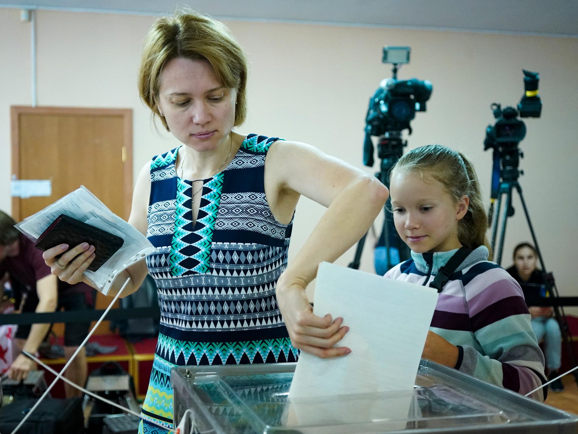 En kvinna röstar under söndagens parlamentsval i Ukrainas huvudstad Kiev.