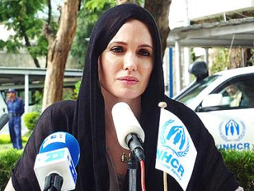 Upprörd Goodwill-ambassadören och skådespelerskan Angelina Jolie ger en presskonferens i Islamabad och fördömer den planerade koran-bränningen.