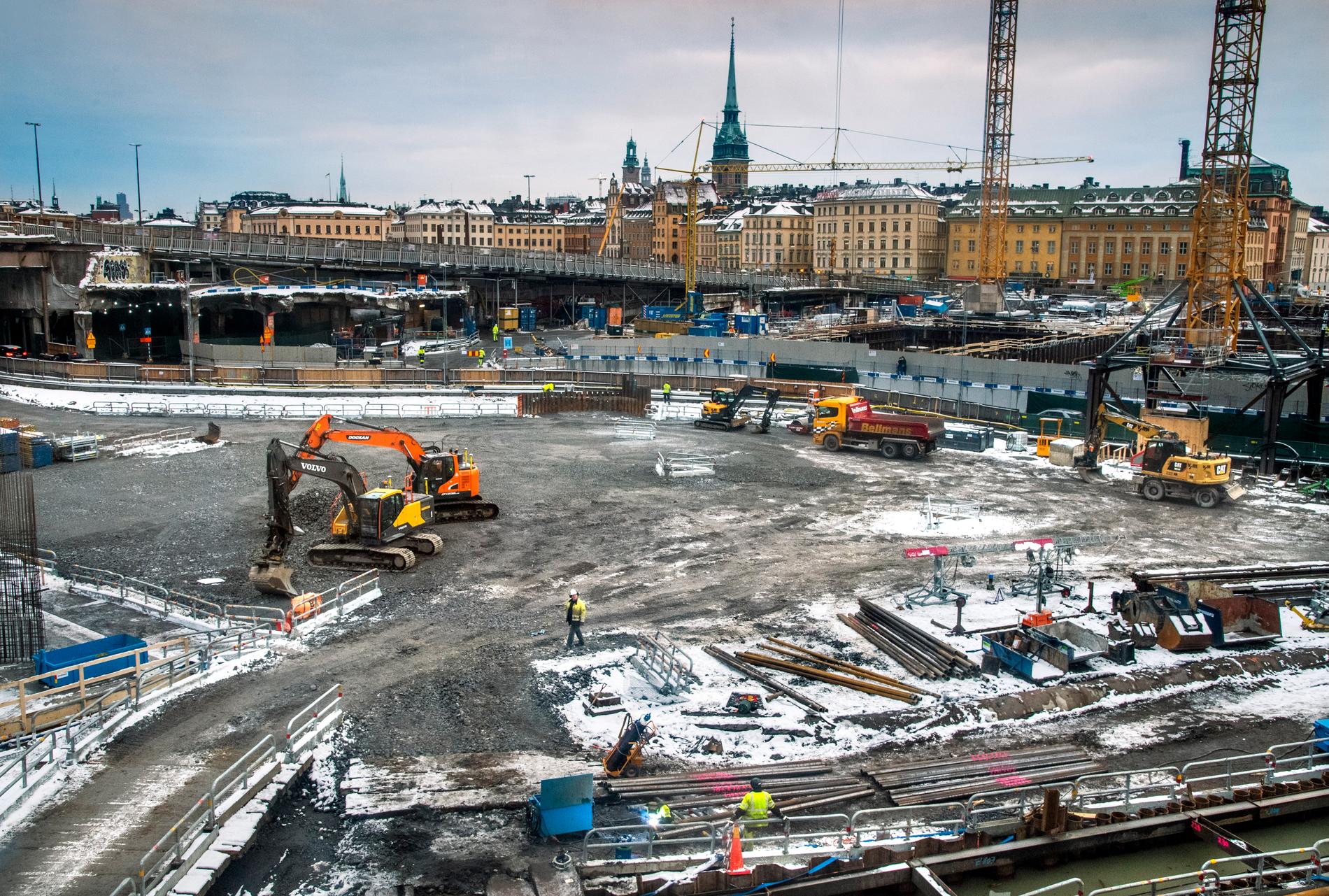 Slussenbygget i Stockholm planeras till stor del för cyklister och gångare – men hur blir det med snöröjningen och halkan?