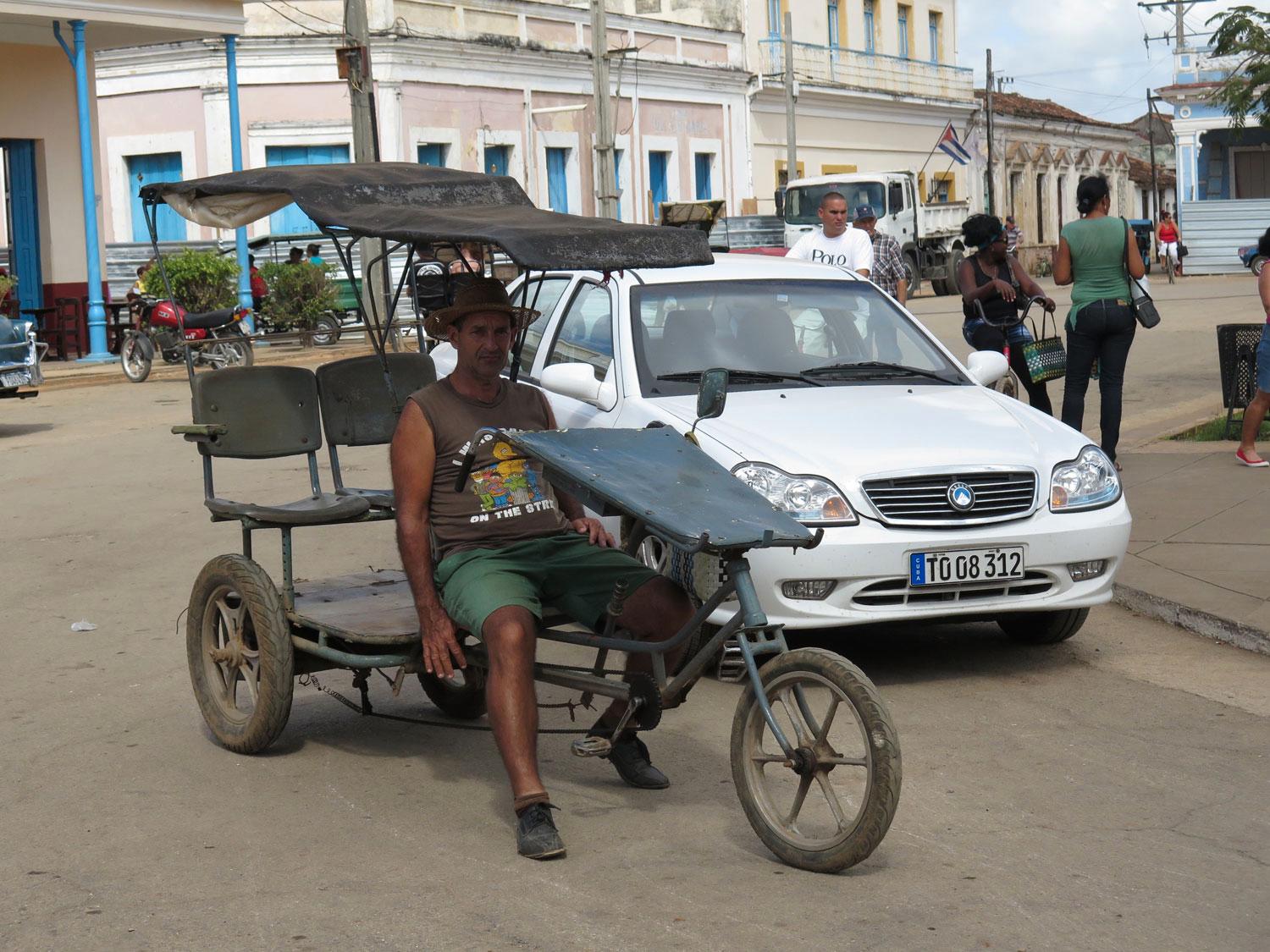 Cykeltaxi är fortfarande det vanligaste färdmedlet på Kuba. Sen kommer hästdroska och lastbilar med plats för passagerare på flaket. Bilar är mer sällsynta.