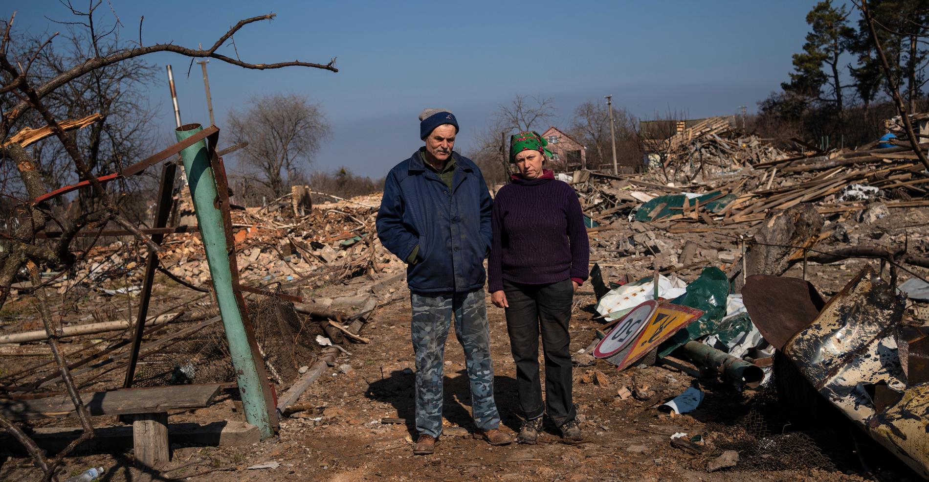 Ukrainska bönderna Valerie och Svitalna Puzakovi vid det som finns kvar av deras hem i Yasnohorodka utanför Kiev.