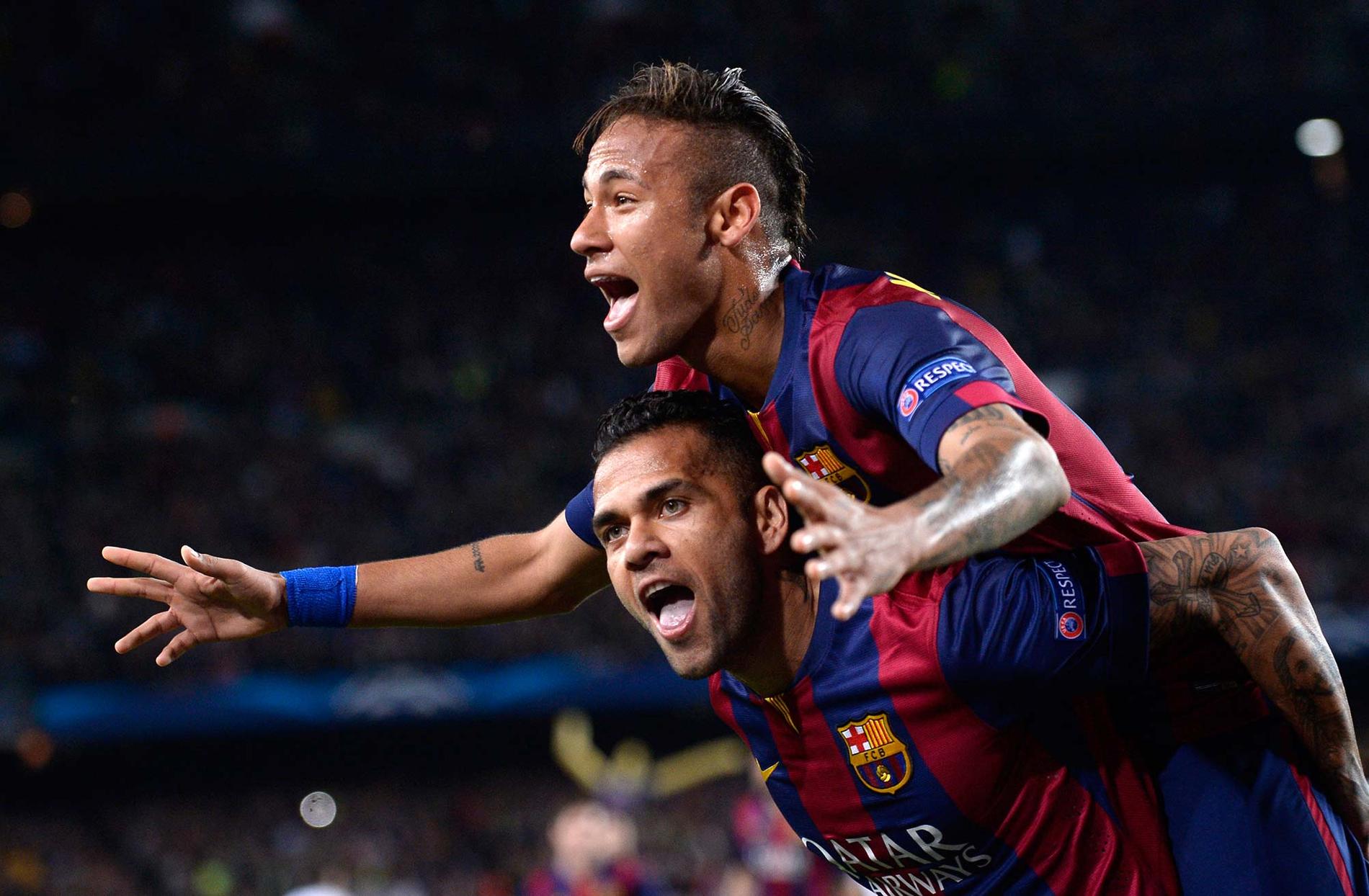 Neymar jublar tillsammans med lagkamraten Dani Alves i Barcelona.