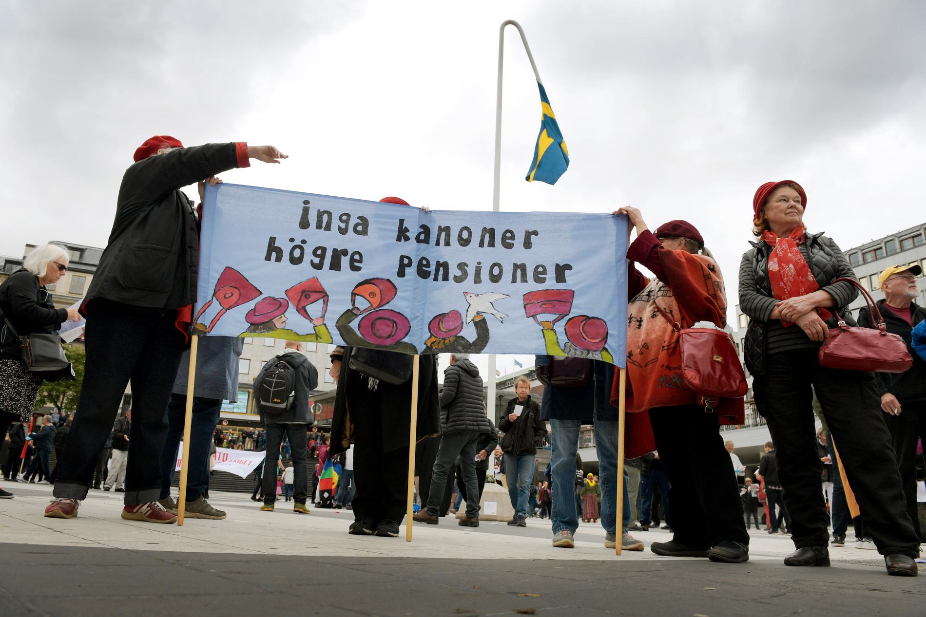 Redan under helgen hölls demonstrationer inför försvarsövningen Aurora. Här på Sergels torg i Stockholm.