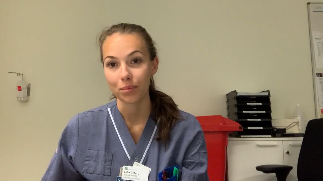 Sjuksköterskan Ebba Gyberg tittar på, och kommenterar den, första videodagboken som publicerades i slutet av april. 