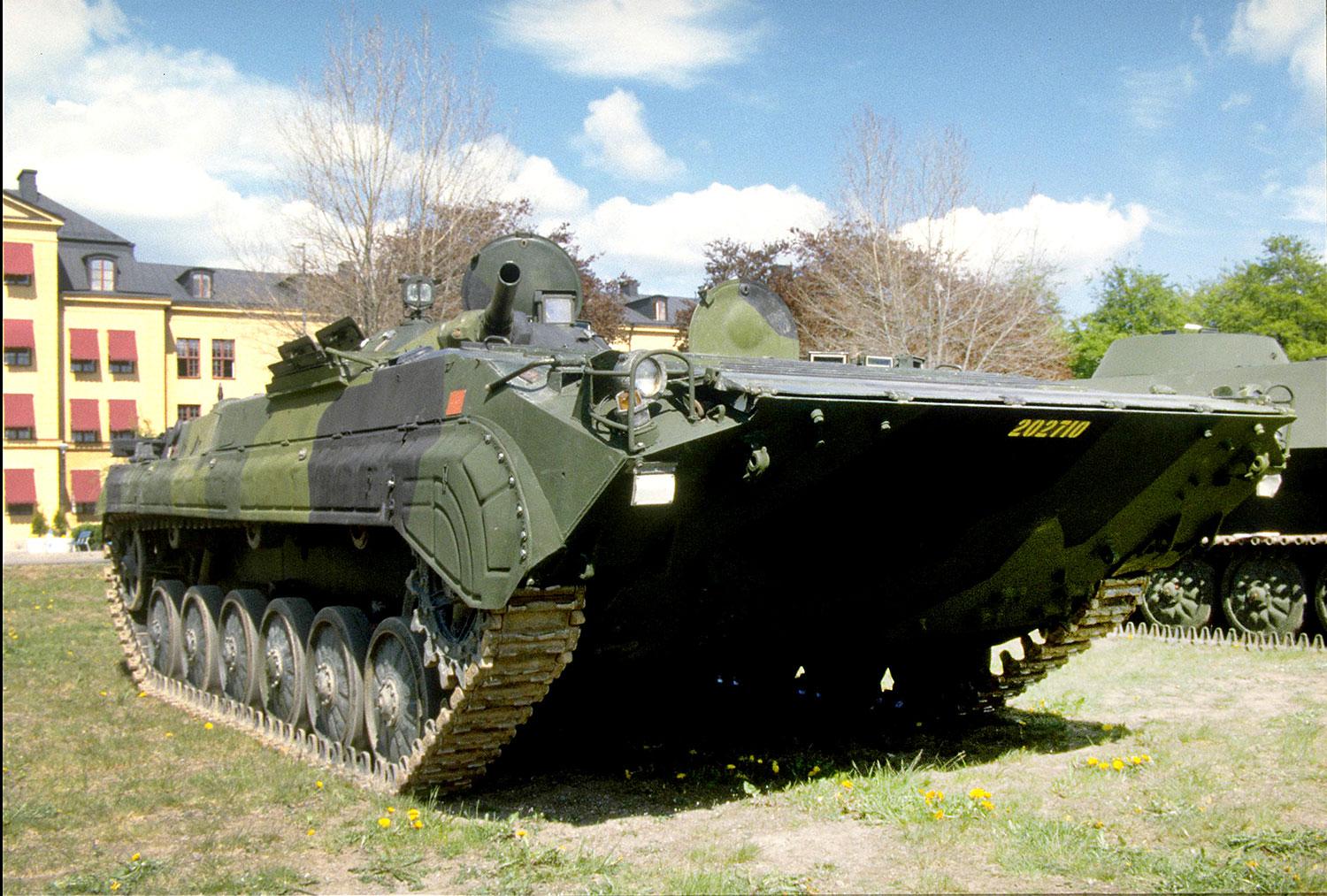 Pansarbandvagn 501 BMP har en stridsvikt på 13 ton och maxhastighet på ca 70 km/h. Aktionssträckan är ca 500 km. Pbv 501 har bra simförmåga och är beväpnad med 73 mm lågtryckskanon, Ksp 95,
