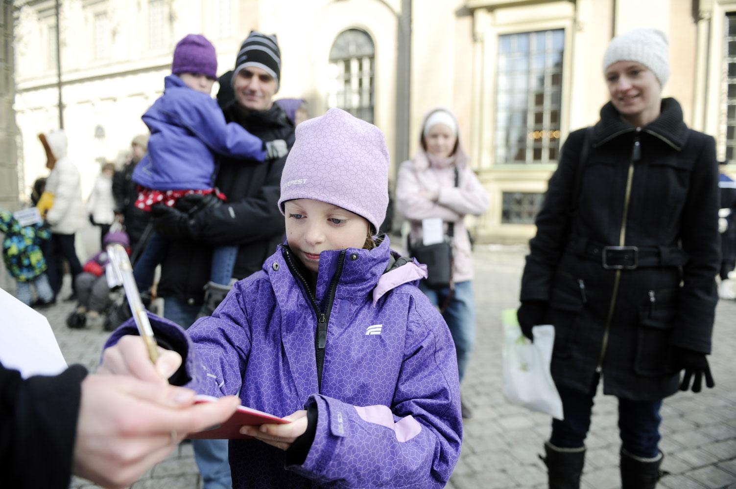 Ella Jeremiasen, 7, Malmö skrev "Grattis lilla prinsessa. Kram Ella" i Aftonbladets bok som ska överlämnas till prinsessan. Här tillsammans med sina föräldrar Niclas, 36, och Sofi, 36, och lillasyster Alva, 4.