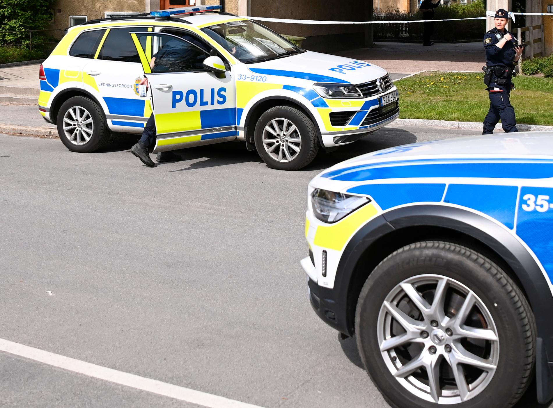 En man har hittats död på en innergård i västra Stockholm.Händelsen utreds som mord.