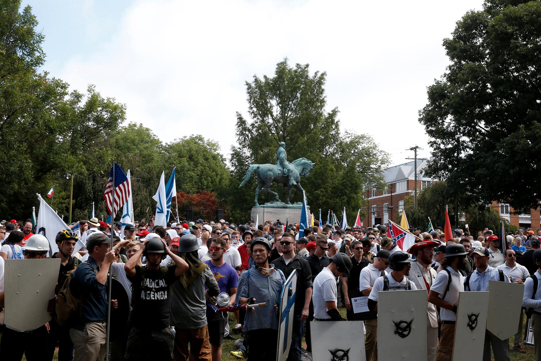 Den högerextrema demonstrationen hölls för att protestera mot att statyn av sydstatsgeneralen Robert E Lee skulle tas bort.