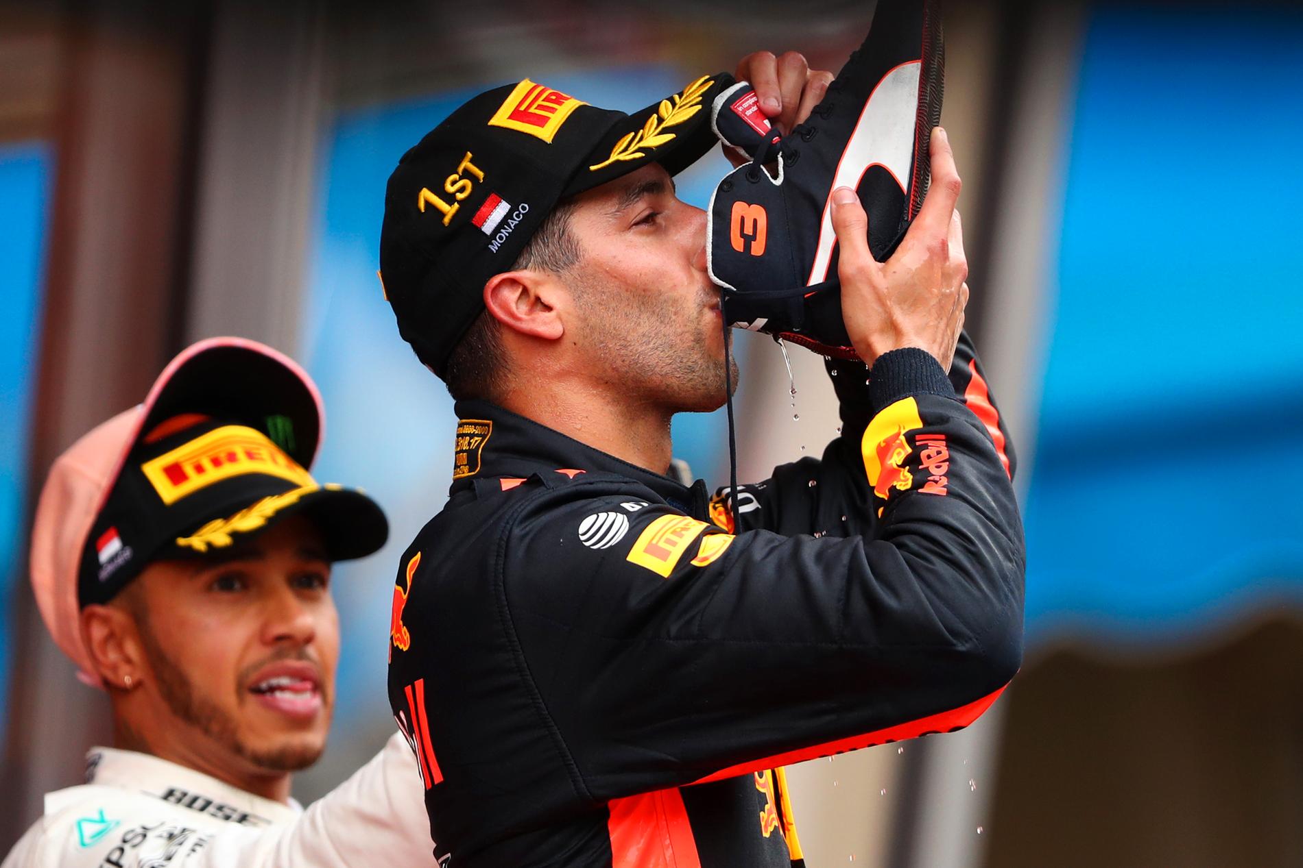 Daniel Ricciardo firade med en ”shoey” efter sin seger på Monacos GP 2018.