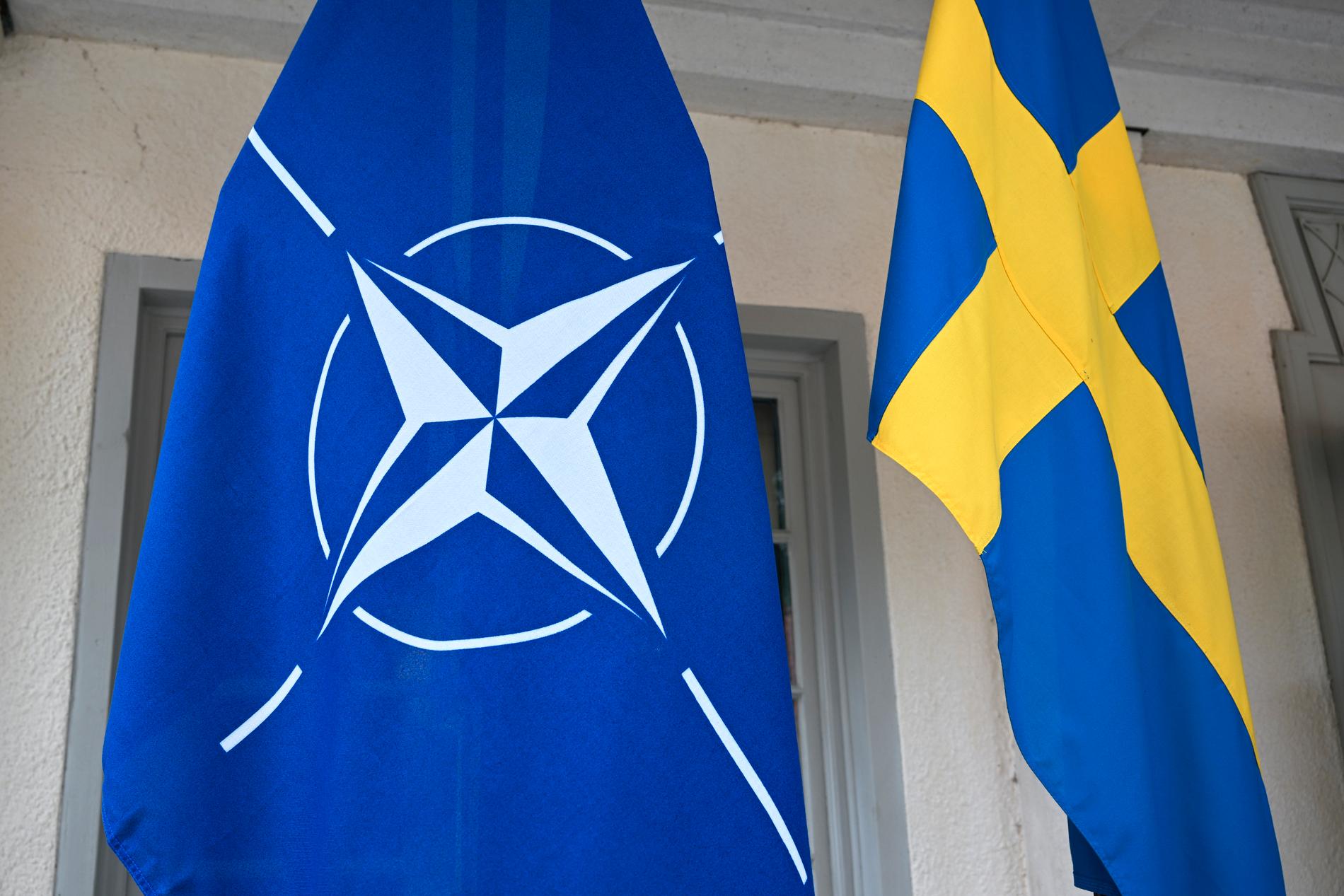 Natos flagga och Sveriges Flagga.
