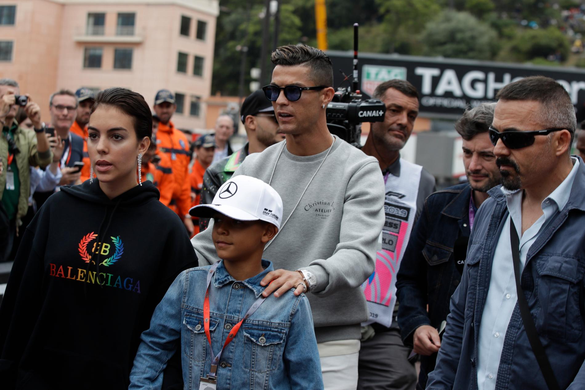 Cristiano Ronaldo tillsammans med Georgina Rodriguez och sonen Cristiano Ronaldo Jr.