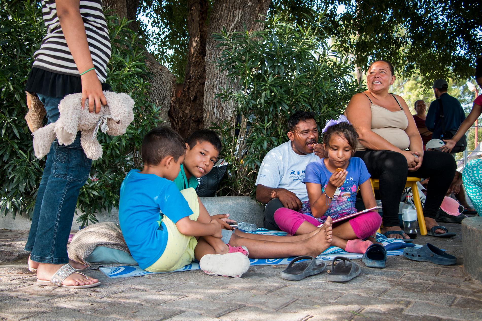 Xiomara Mejía Pineda tillsammans med barnen.  De lämnade sitt hem i Honduras på grund av gängkriminalitet och utpressning. 