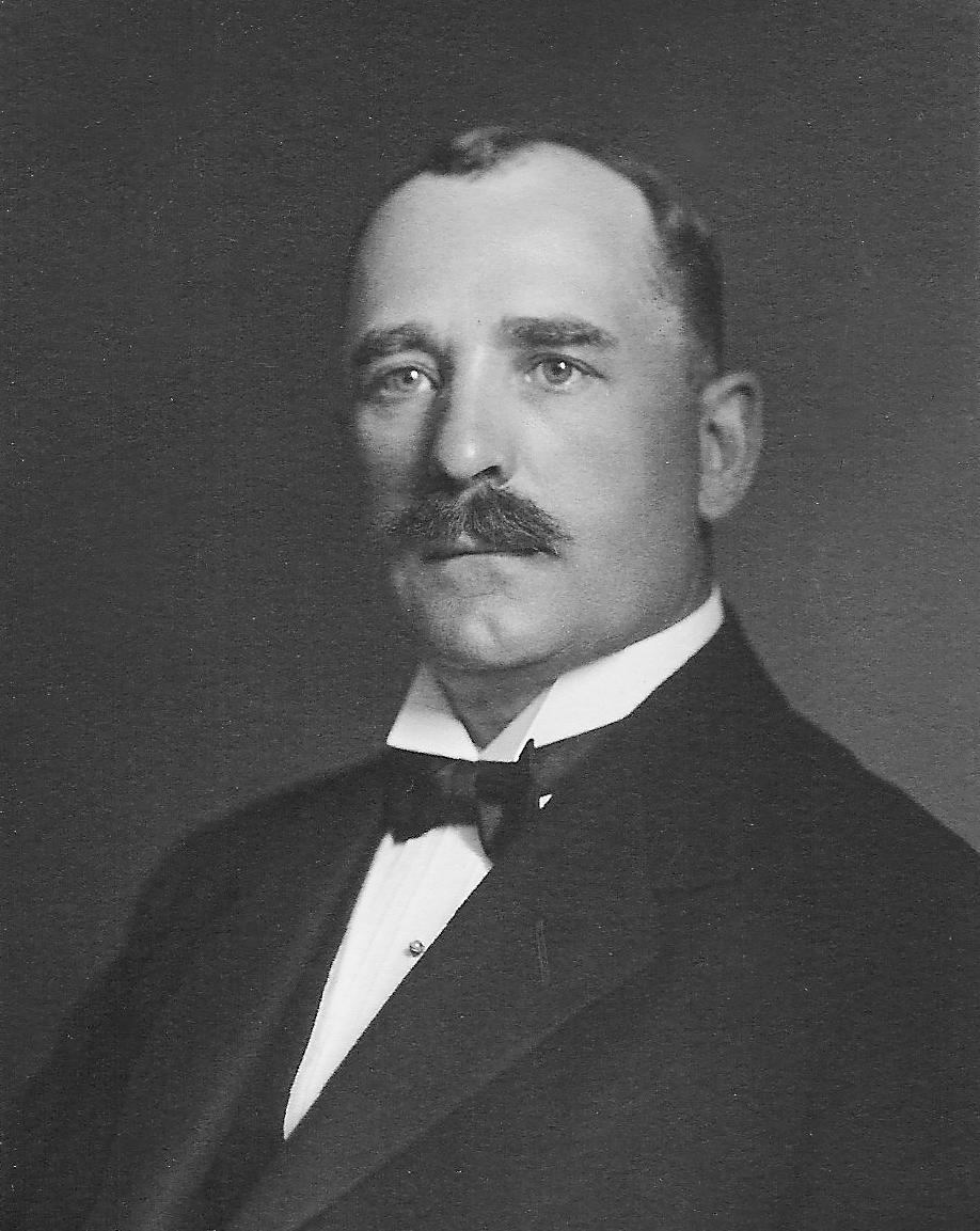 Gustaf Löfberg, glas- och porslinsdirektör, tillika biografdirektör. Byggde Palladium som invigdes 1920.